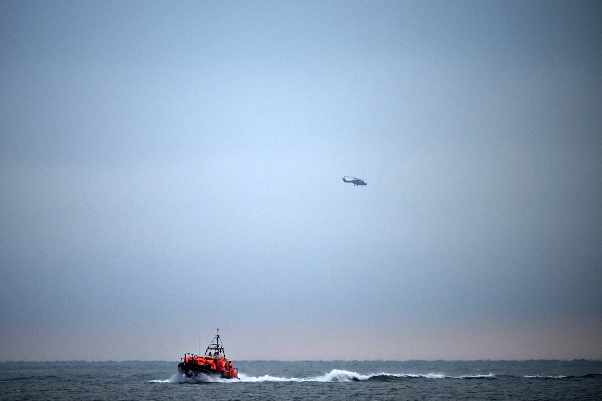 Pelo menos 12 mortos e dois desaparecidos em naufrágio de barco de imigrantes em França
