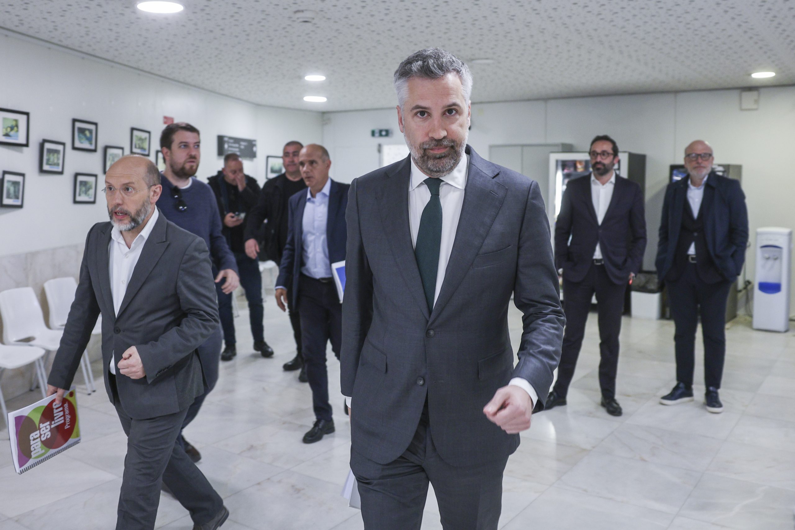 Pedro Nuno Santos acusa AD de “pôr máscara” para enganar pensionistas que confiam no PS