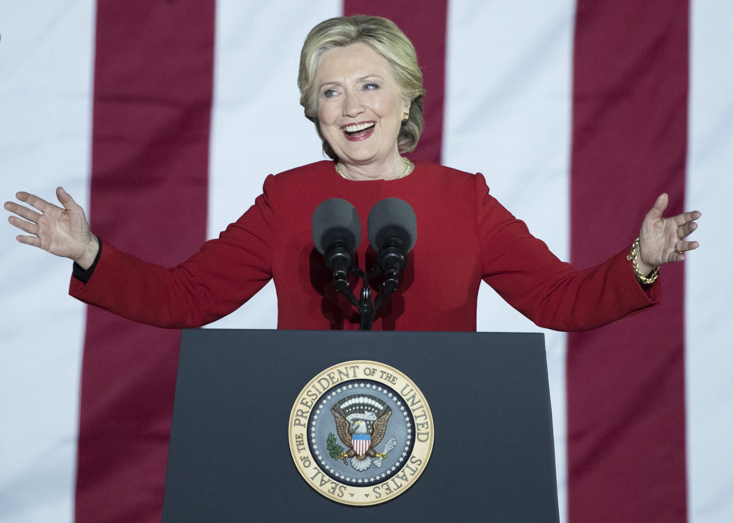 Wall Street fecha em alta, confiante na vitória de Hillary Clinton