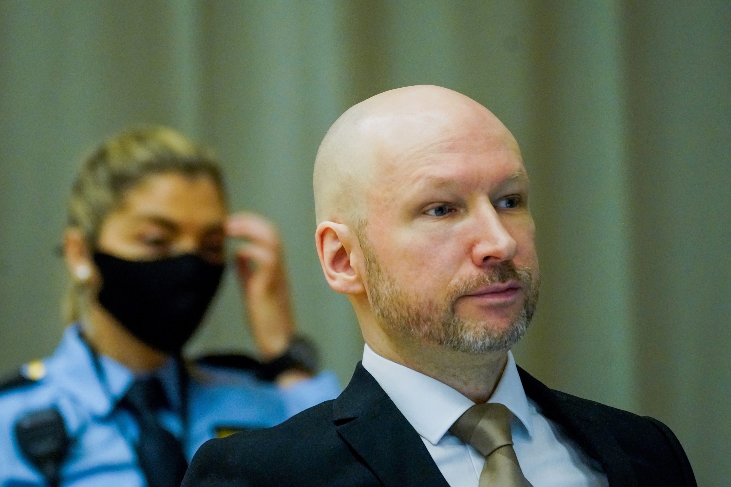 Terrorista de extrema-direita que matou 77 pessoas na Noruega vai continuar preso