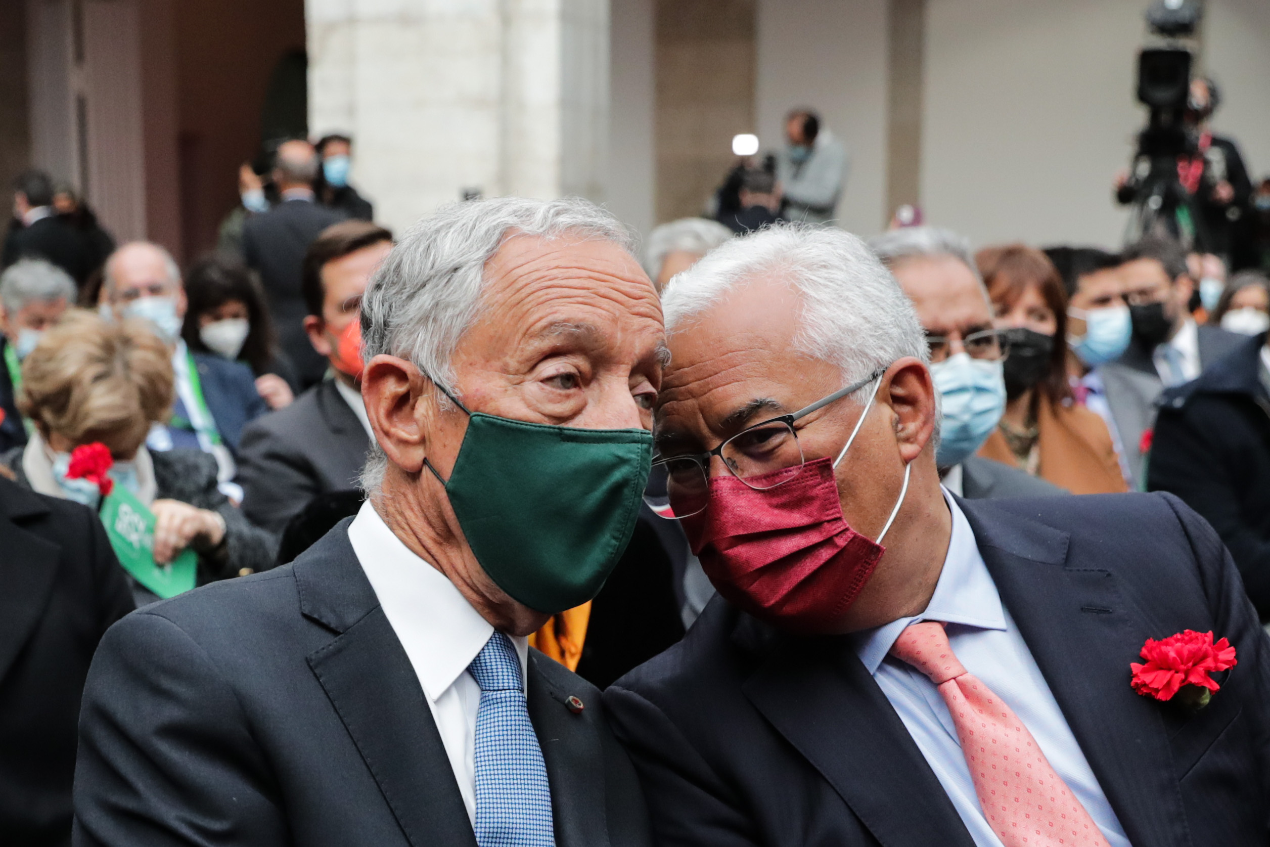 António Costa diz que lista com o elenco do próximo Governo já foi entregue a Marcelo. Audiência terá sido dispensada