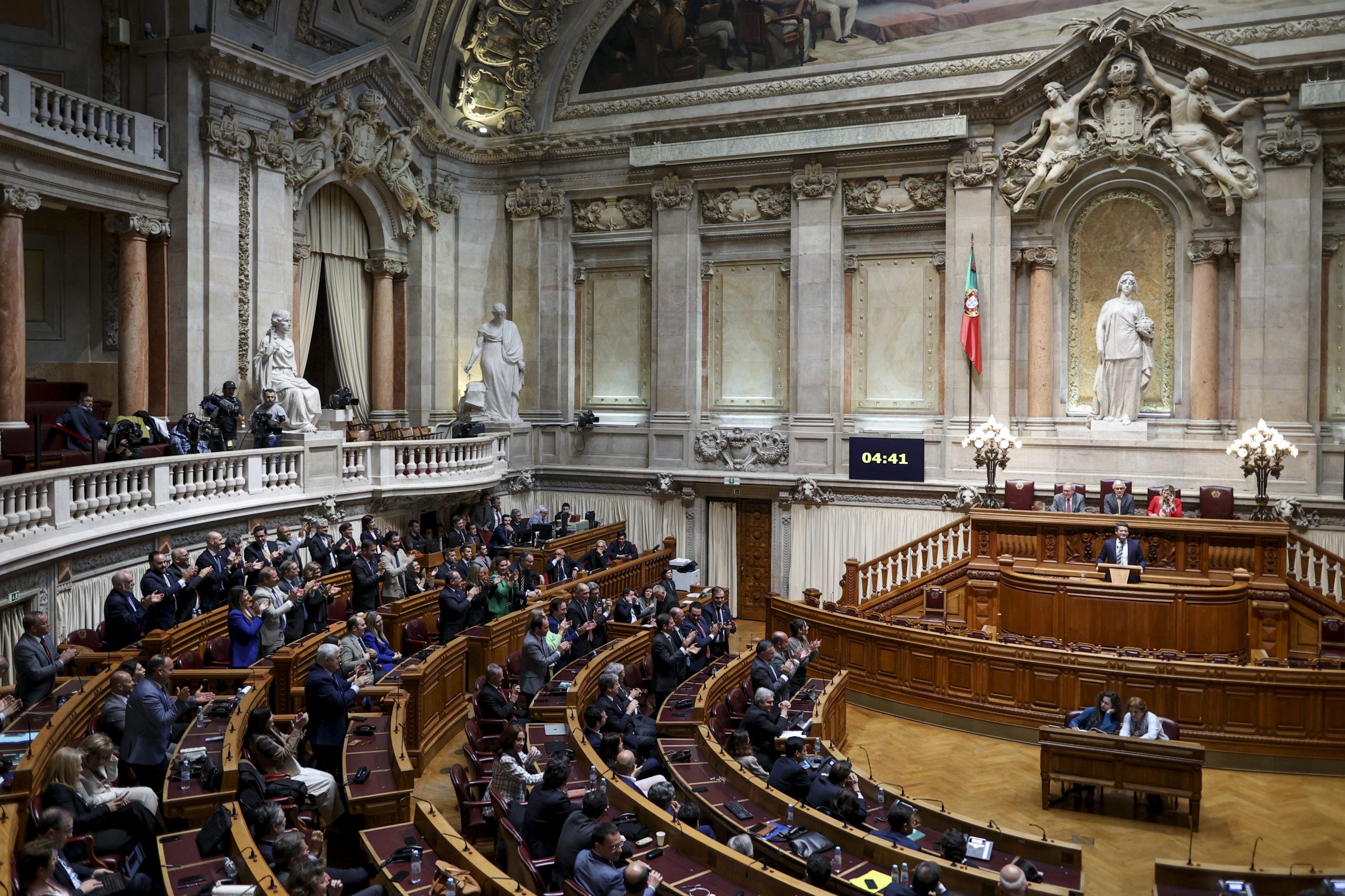 Parlamento volta a tocar campainha antes dos plenários e Aguiar-Branco pede que se evite tratamento por “tu ou você”