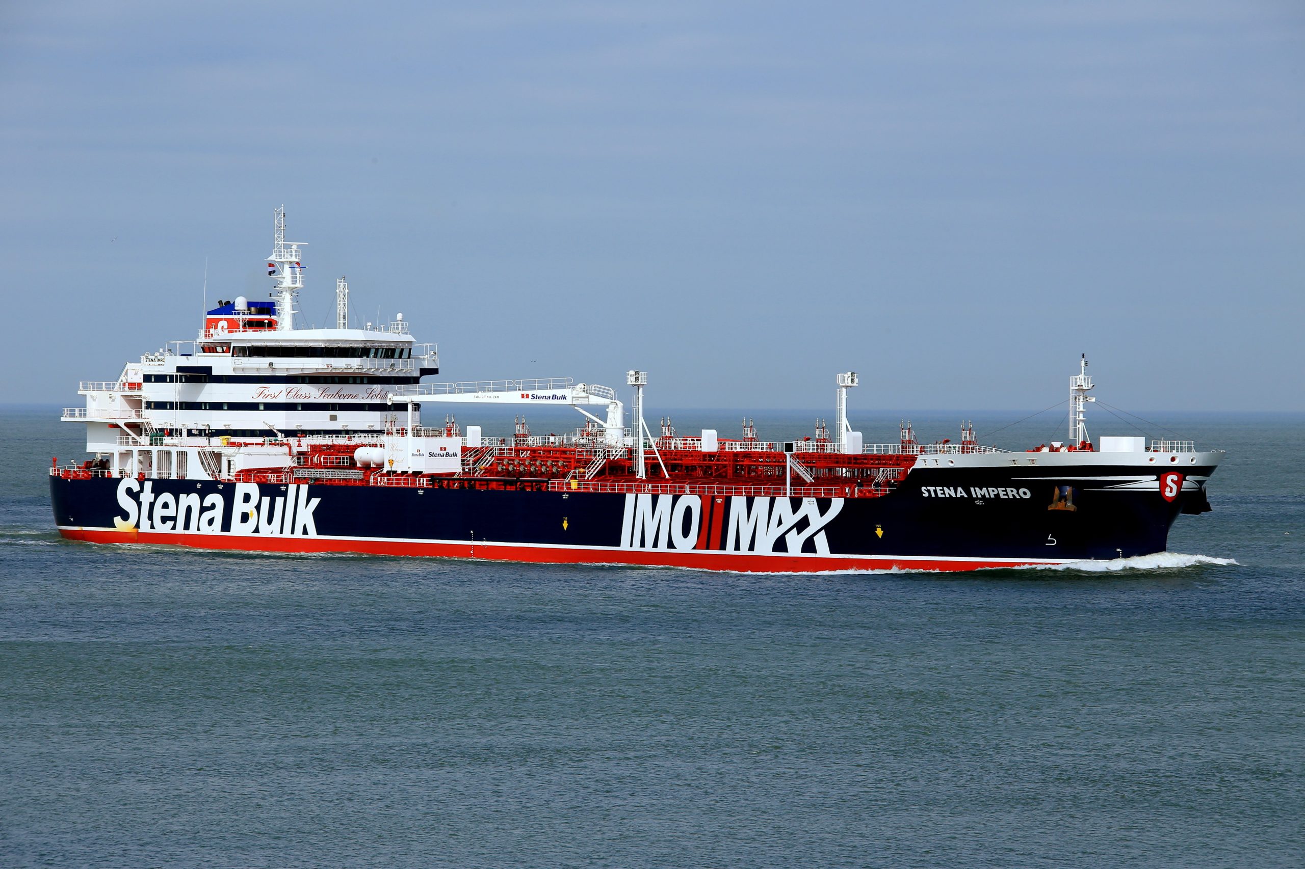 Londres aconselha navios britânicos a evitar estreito de Ormuz depois de captura