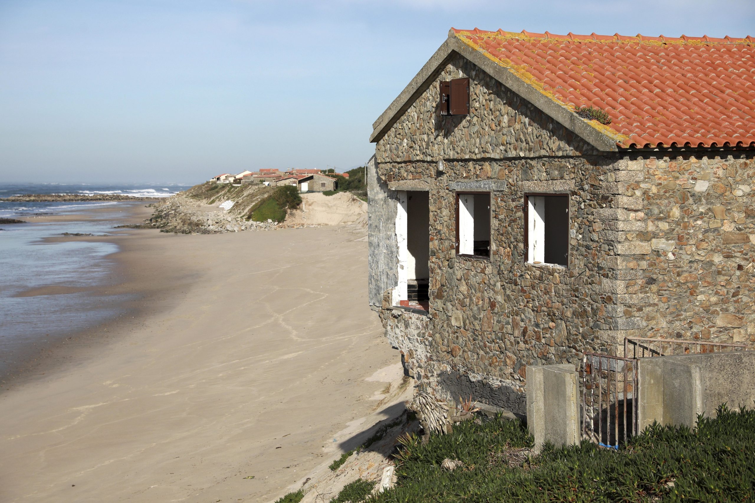 Habitantes culpam Estado por avanço do mar em Esposende