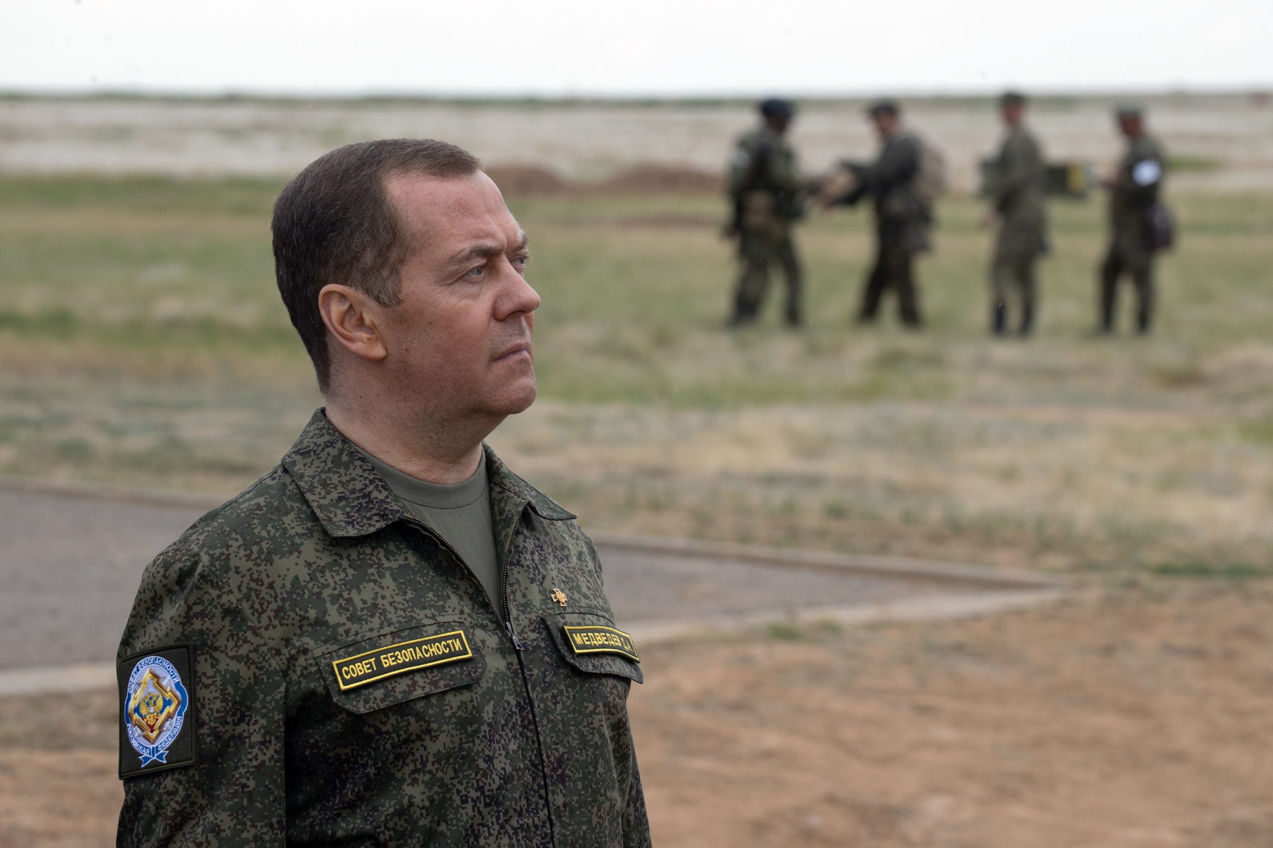 Medvedev alerta para perigo de armas nucleares caírem nas mãos de “bandidos”