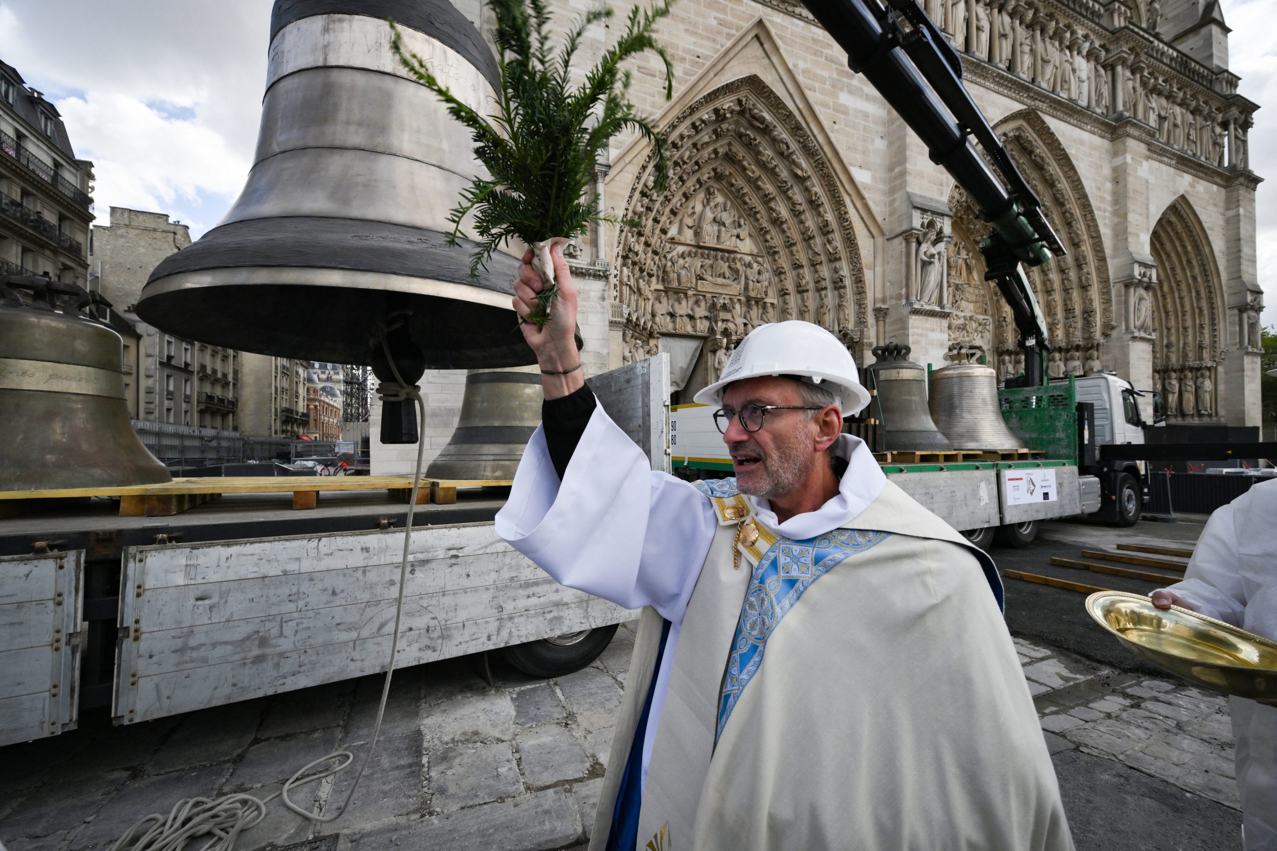 Sinos da Notre Dame tocam pela primeira vez desde o incêndio de 2019