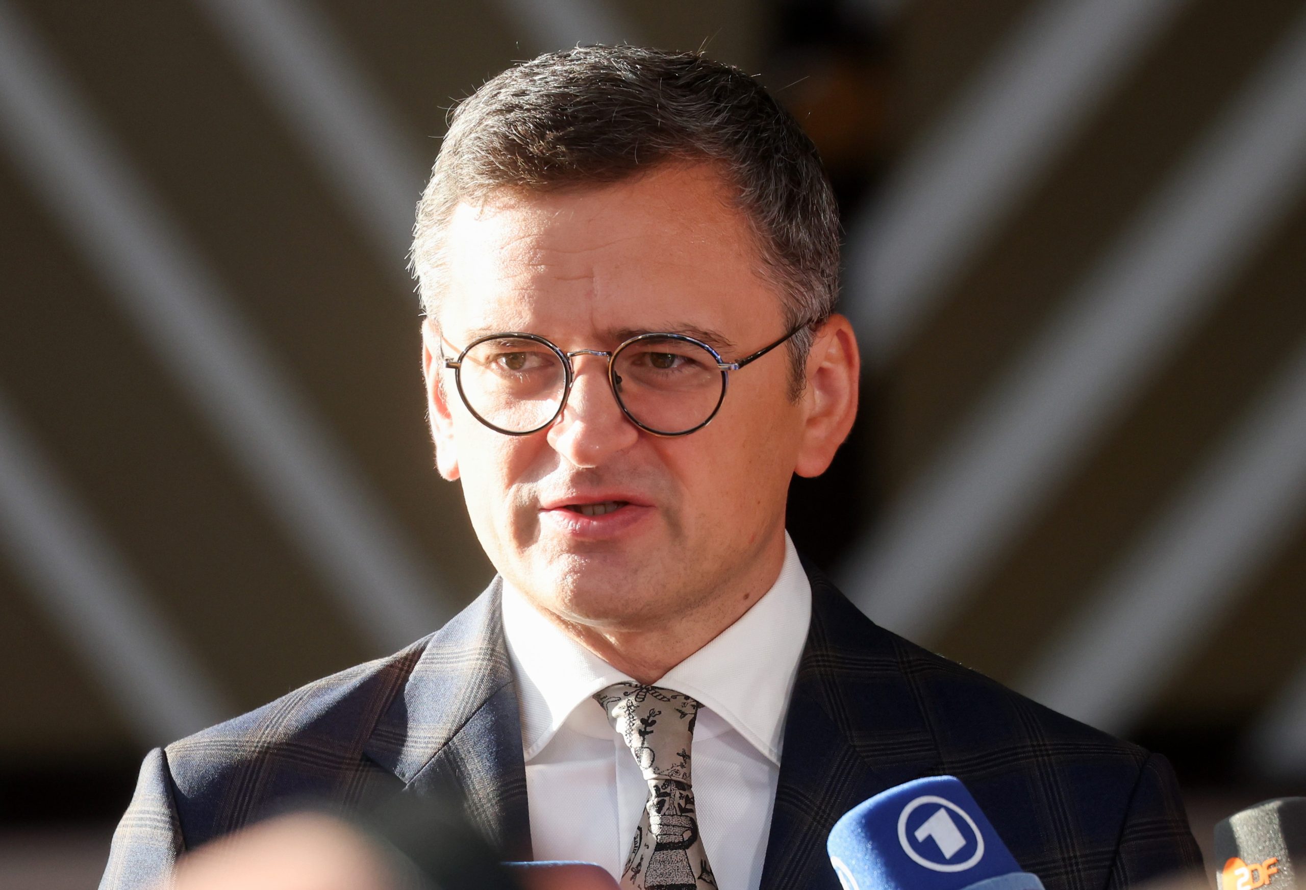 Ucrânia: Ministro dos Negócios Estrangeiros demite-se em plena remodelação do governo de Zelensky