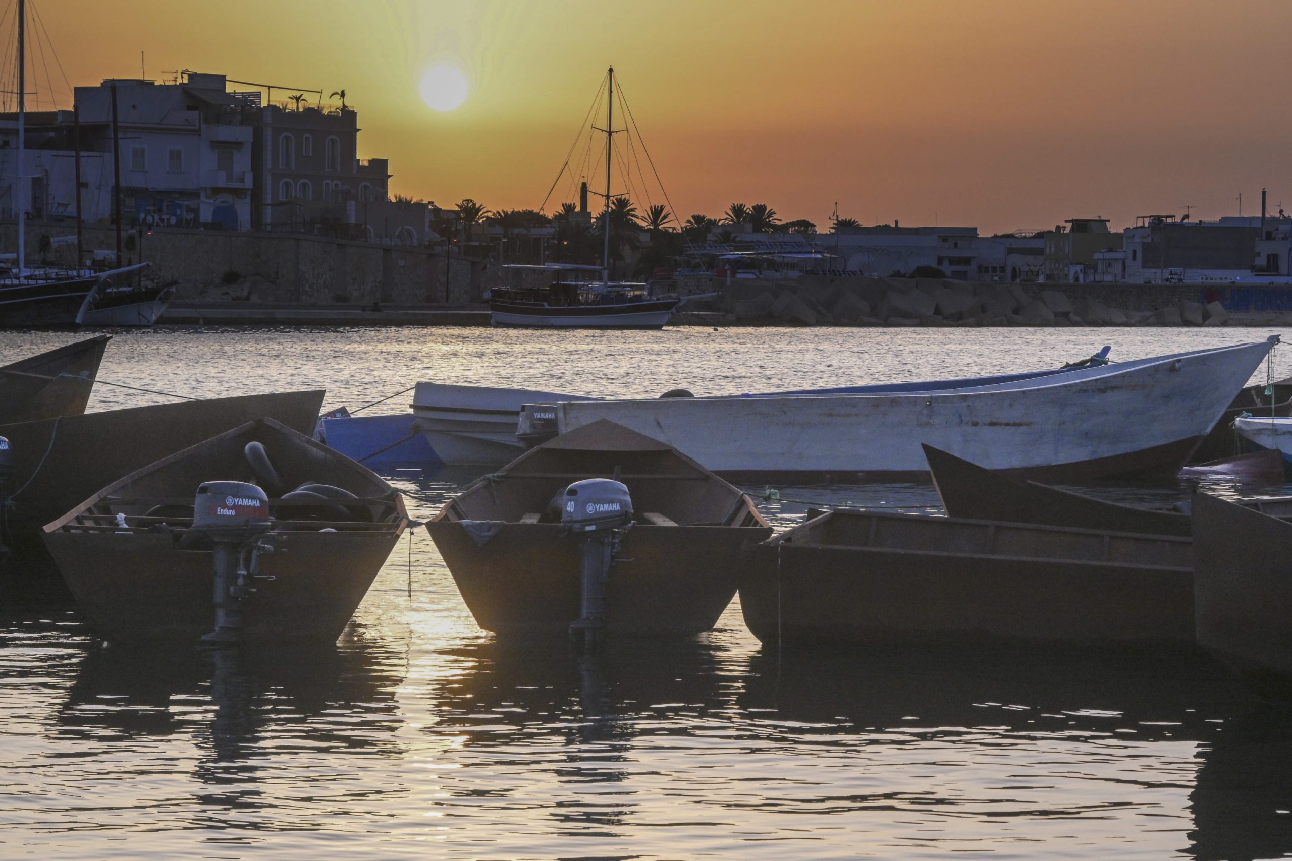 Barco com 347 migrantes chega à ilha italiana de Lampedusa