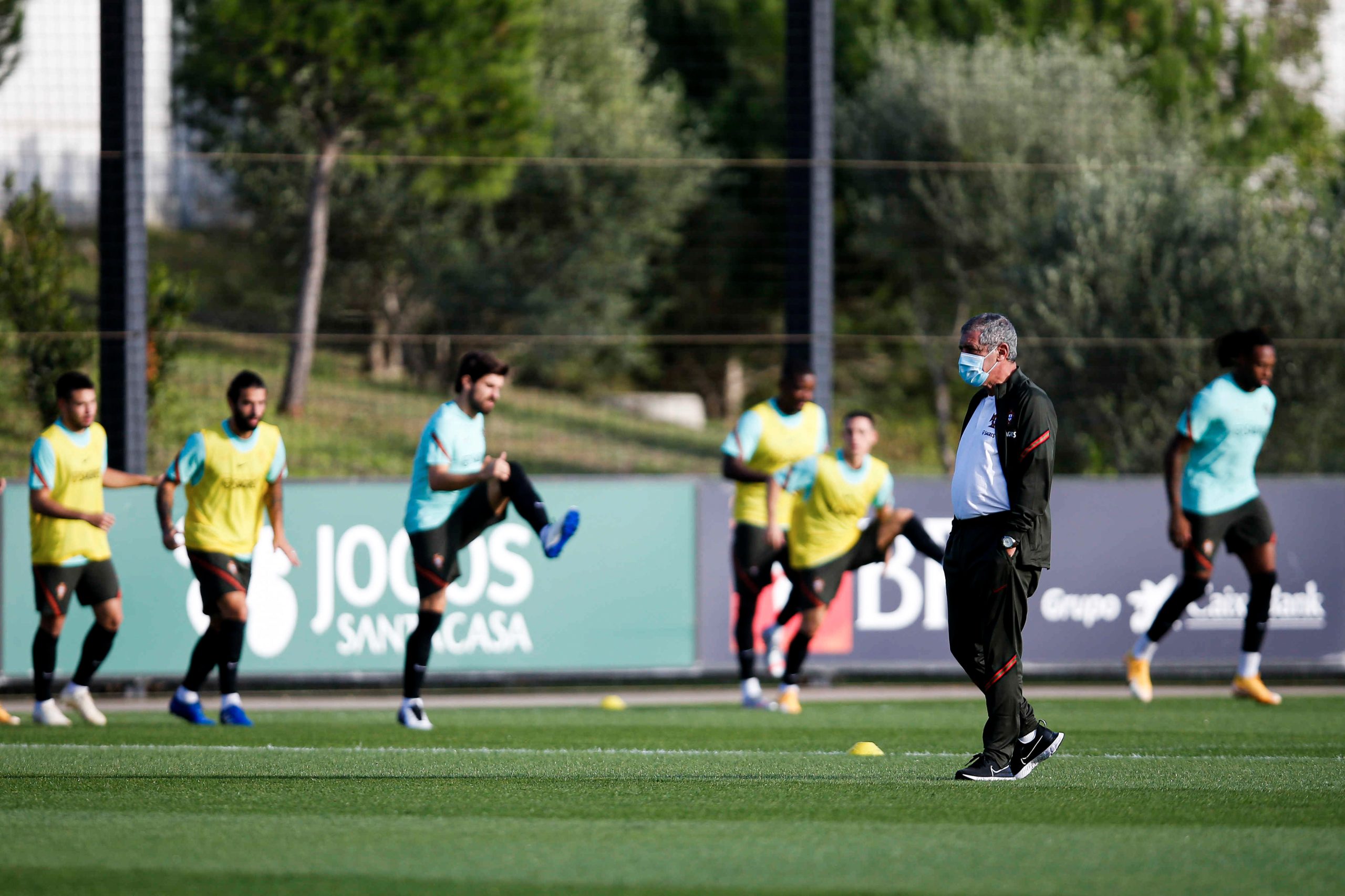 Raphaël Guerreiro foi a única ausência no primeiro treino da seleção portuguesa