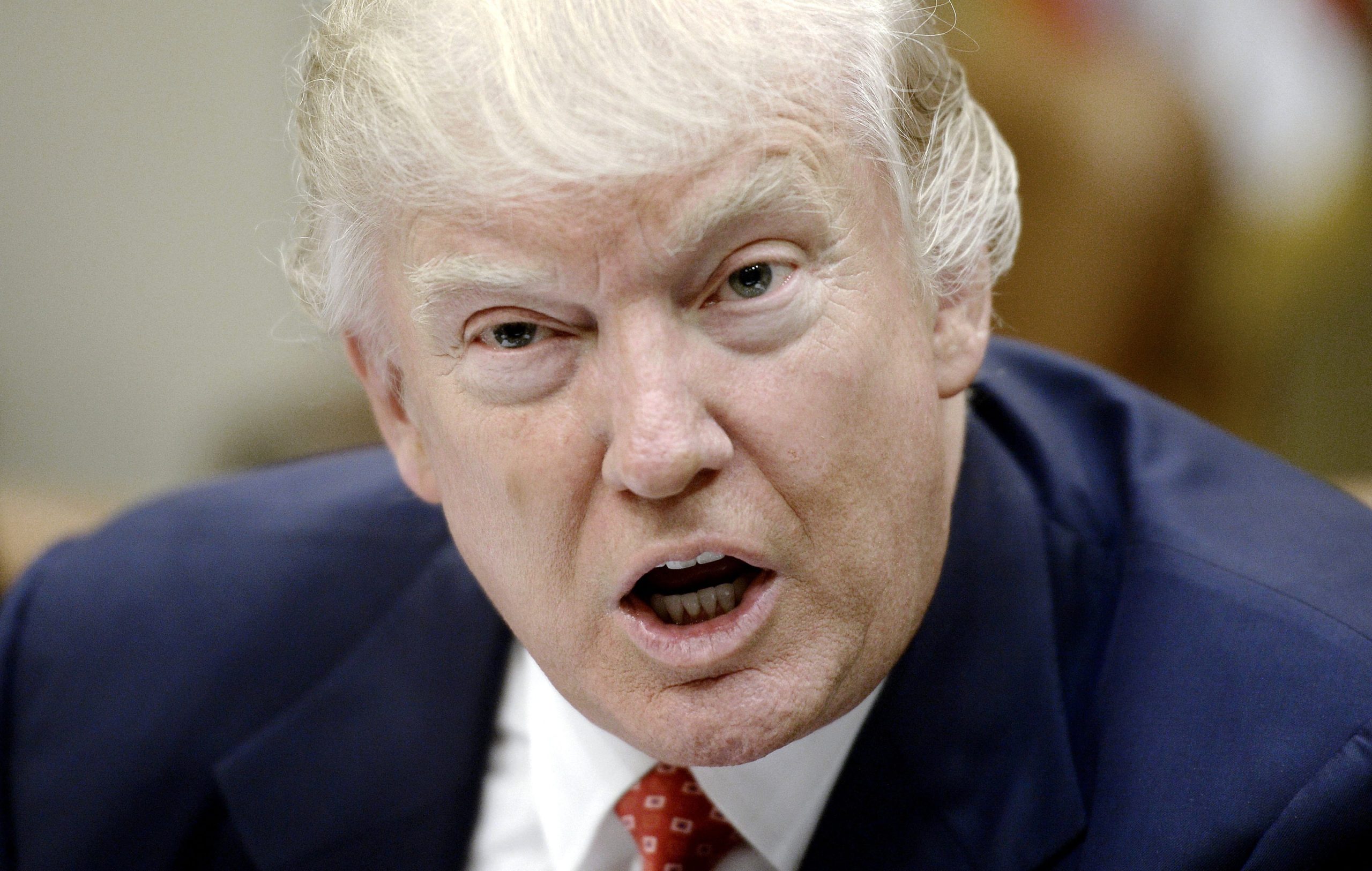 Trump revoga norma que permitia estudantes transexuais escolherem a casa de banho