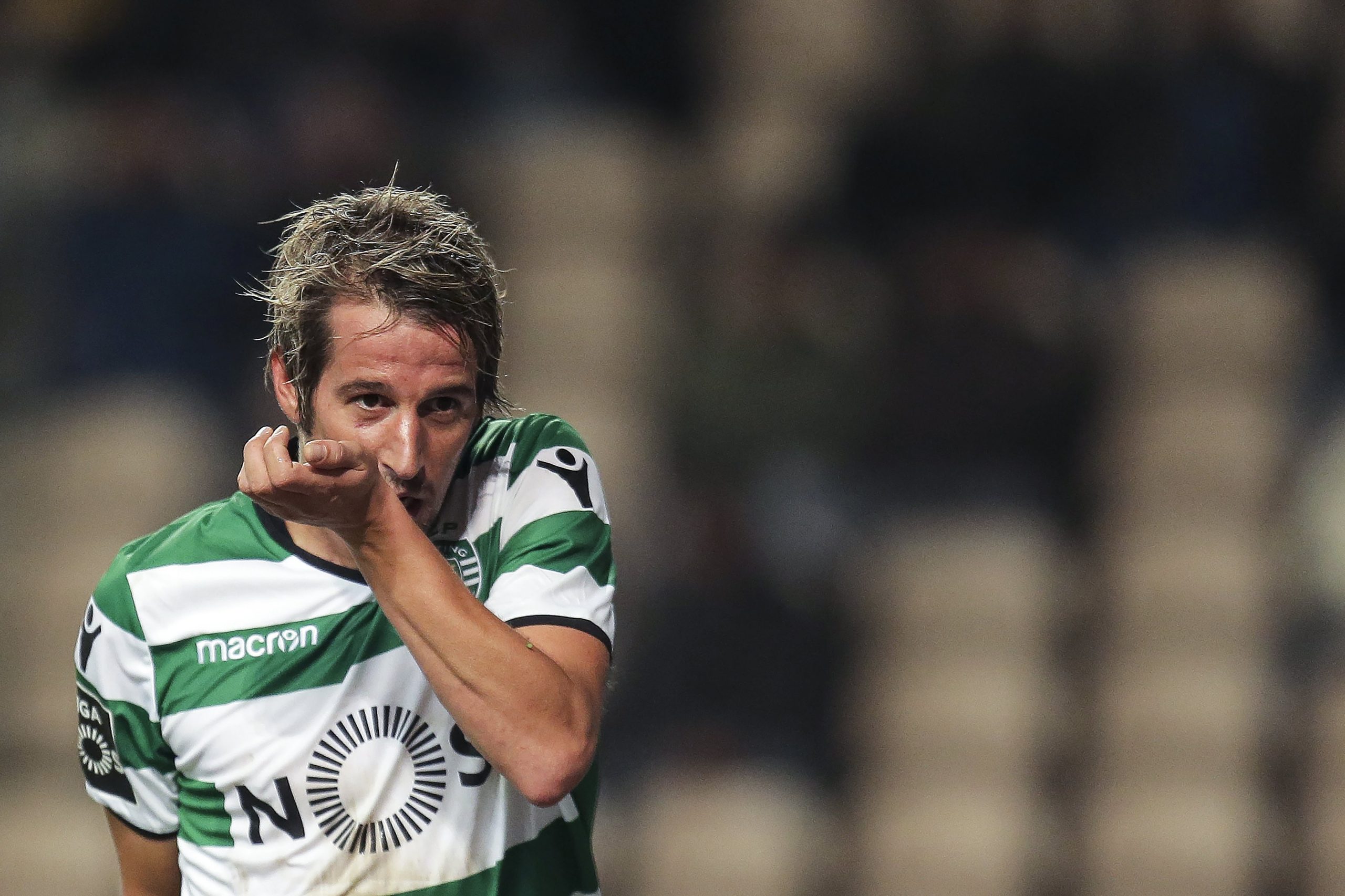 Fábio Coentrão diz que passou jogo com FC Porto a ser agredido com isqueiros