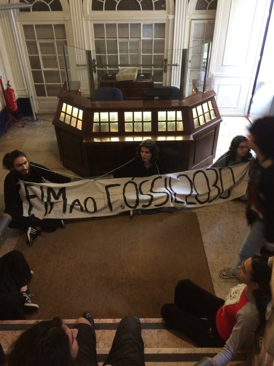 Movimento “Fim ao Fóssil” ocupa átrio do Ministério do Ambiente em protesto