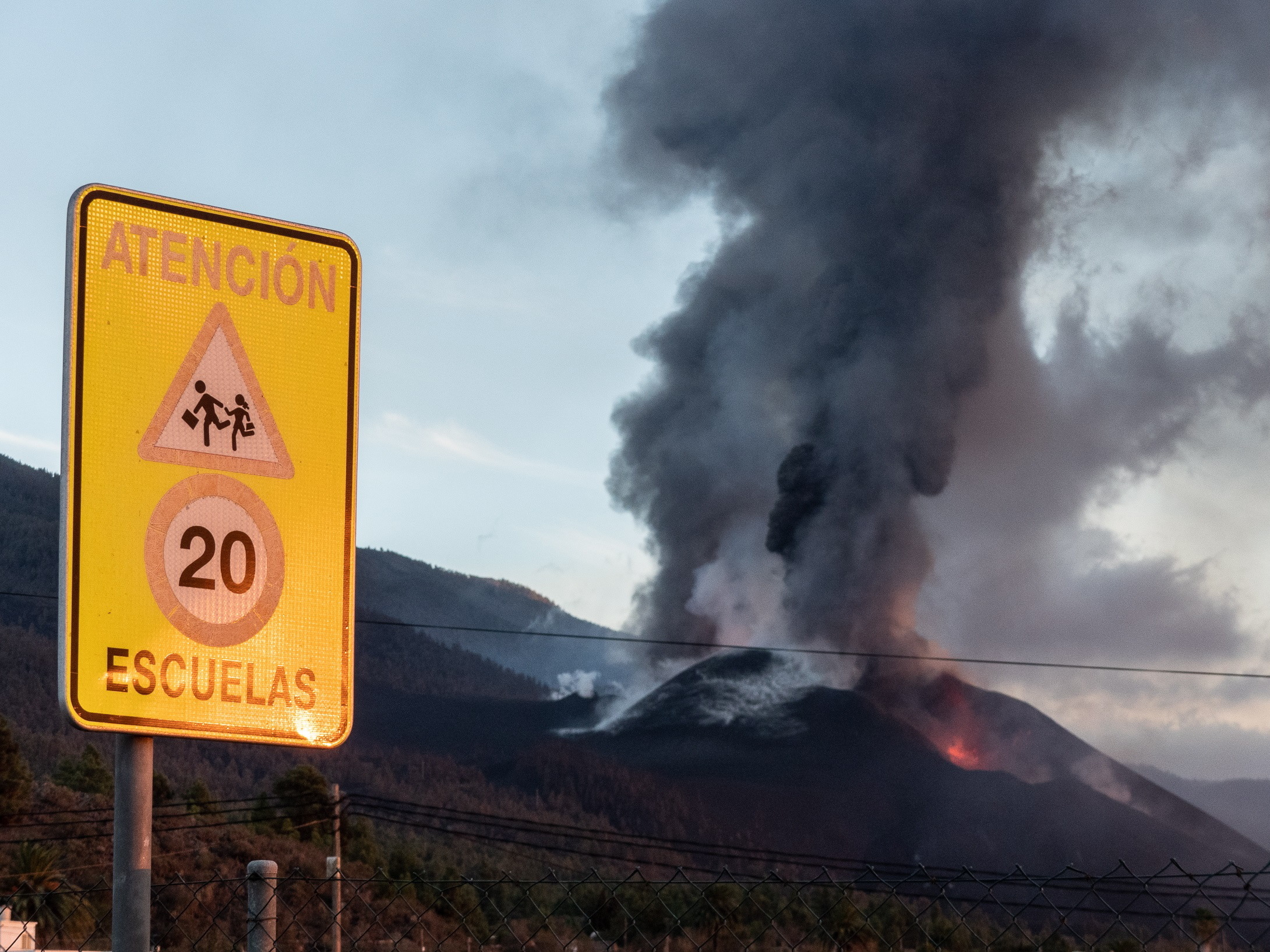 La Palma. Vulcão de Cumbre já libertou lava suficiente para encher 28.000 piscinas olímpicas