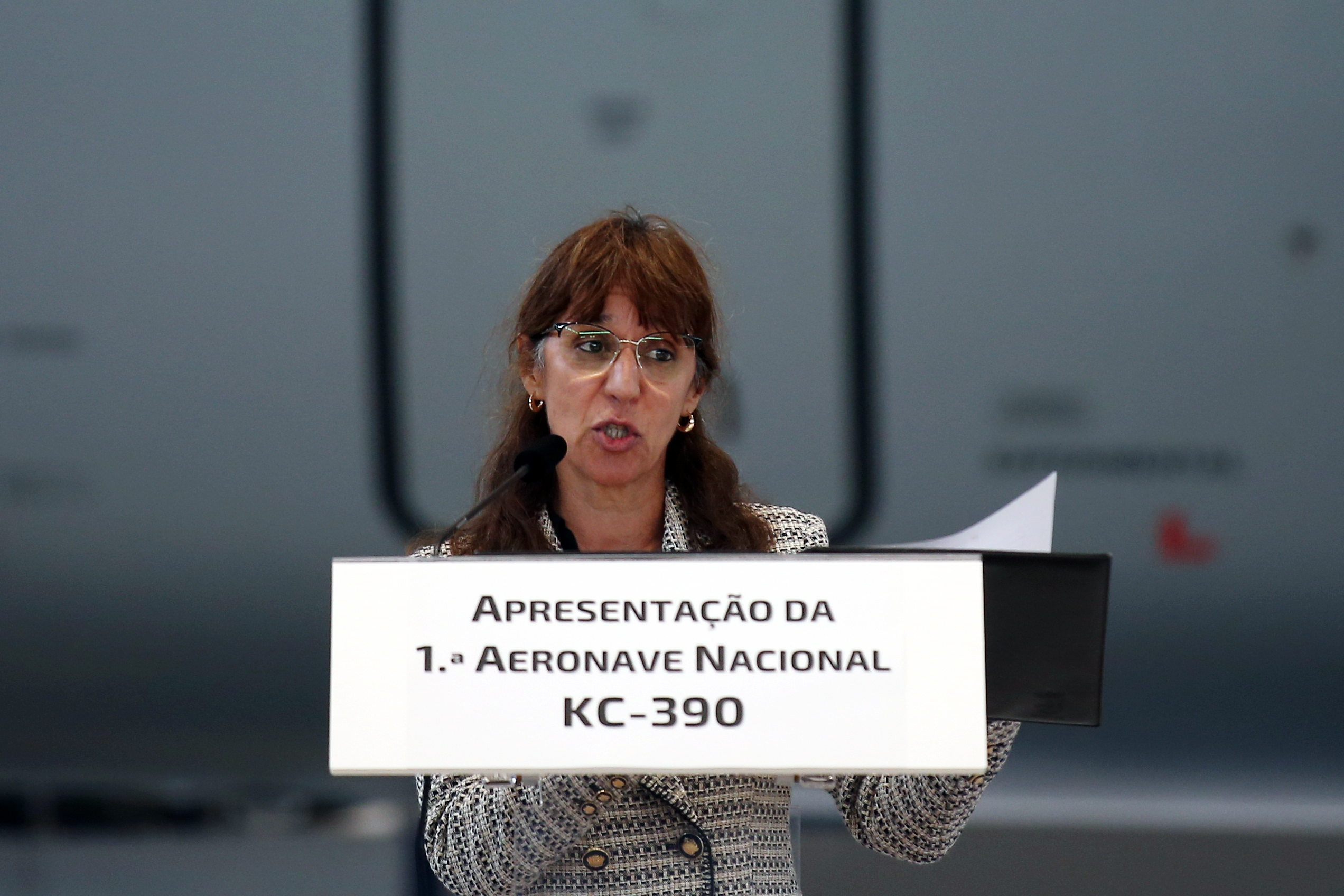 Ministra da Defesa destaca “retorno económico” do programa do avião KC-390