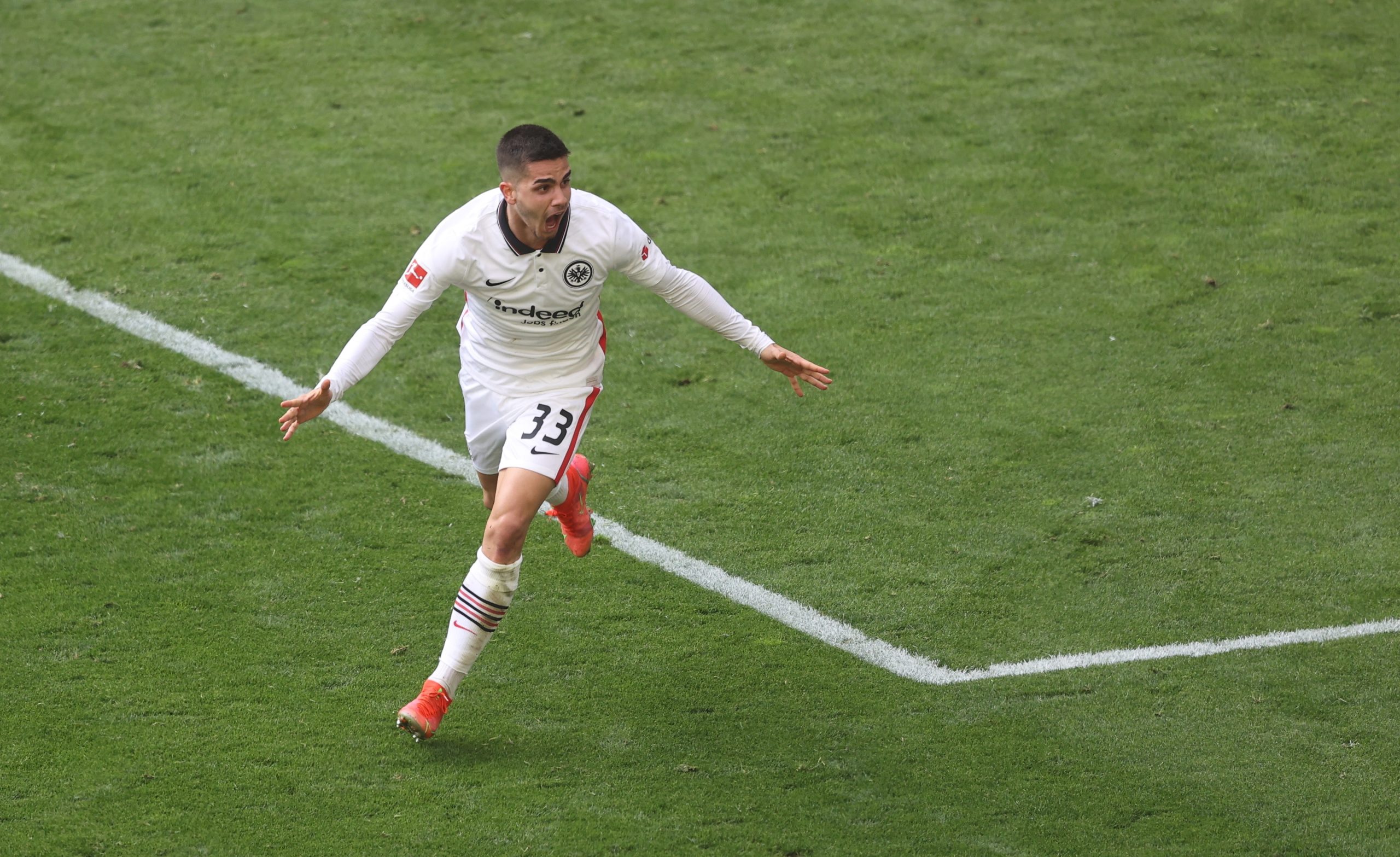 André Silva dá a vitória ao Frankfurt na visita ao Borussia Dortmund