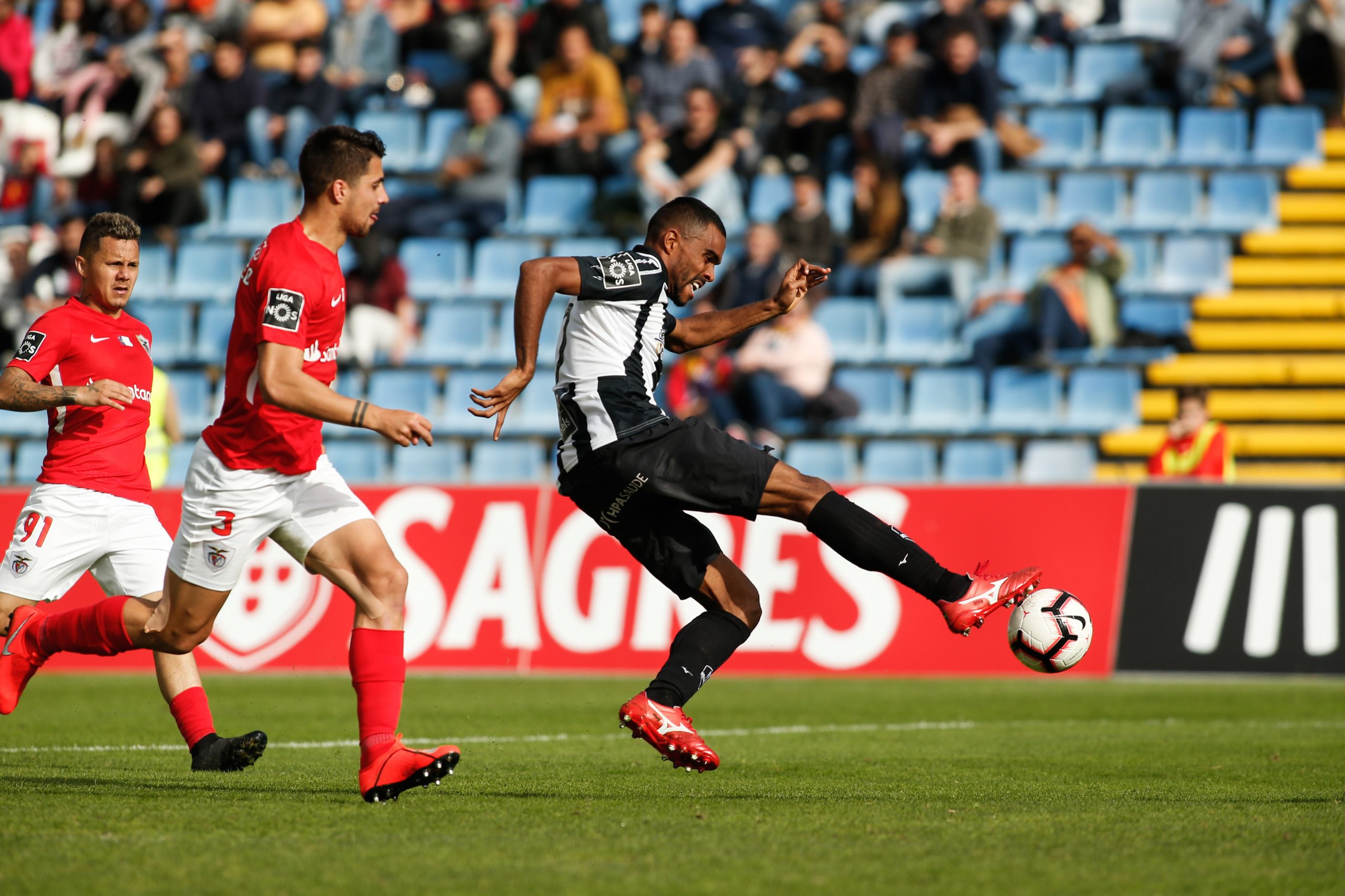 Santa Clara vence Portimonense em inferioridade e com reviravolta