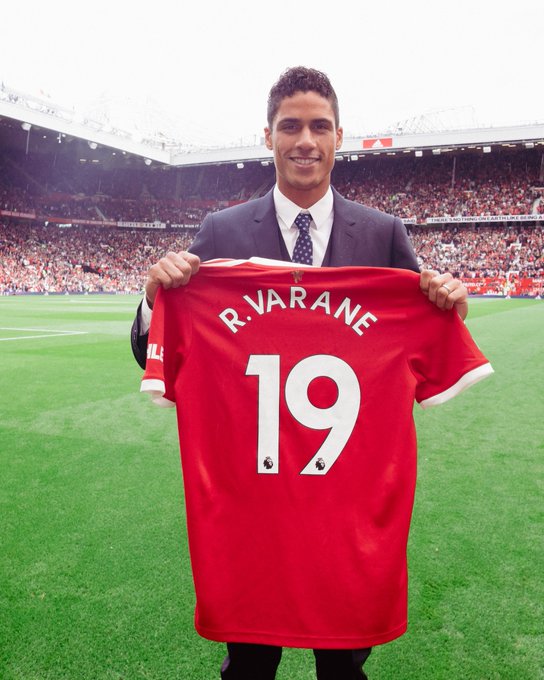 Raphael Varane assina pelo Manchester United