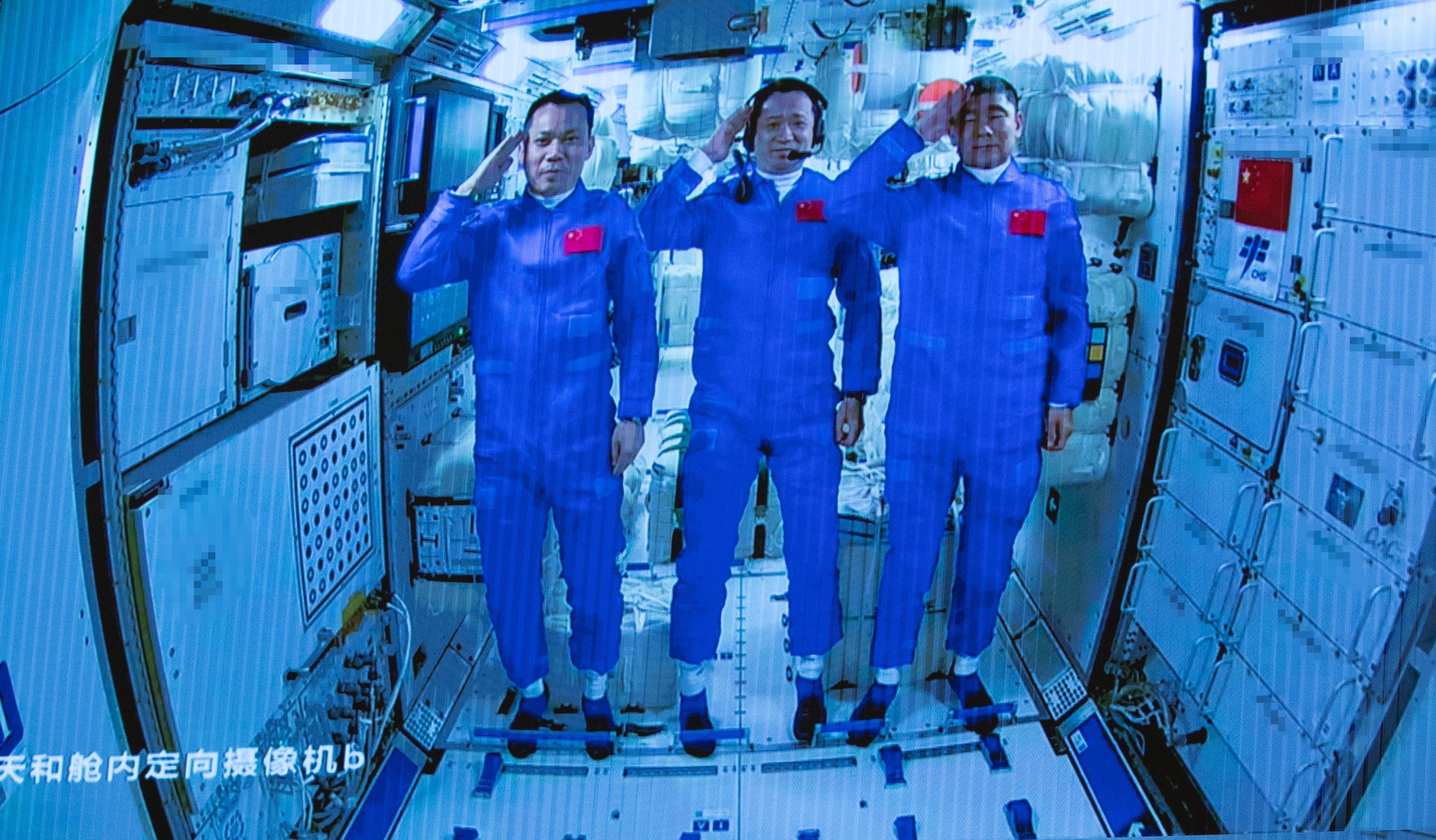 Astronautas chineses deixam estação espacial de regresso à Terra após 90 dias