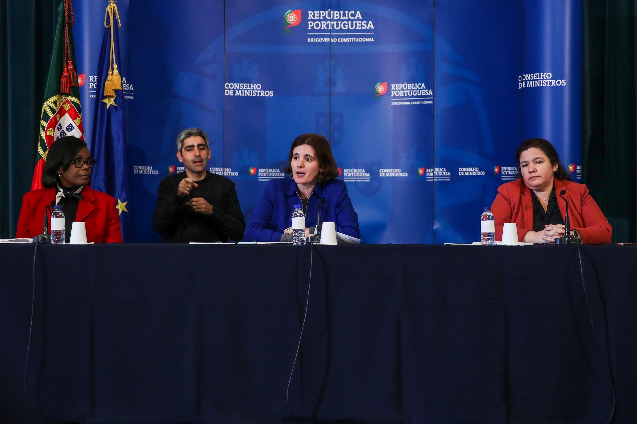 Governo aprova lei que baixa IVA para máscaras e gel desinfetante para a taxa mínima