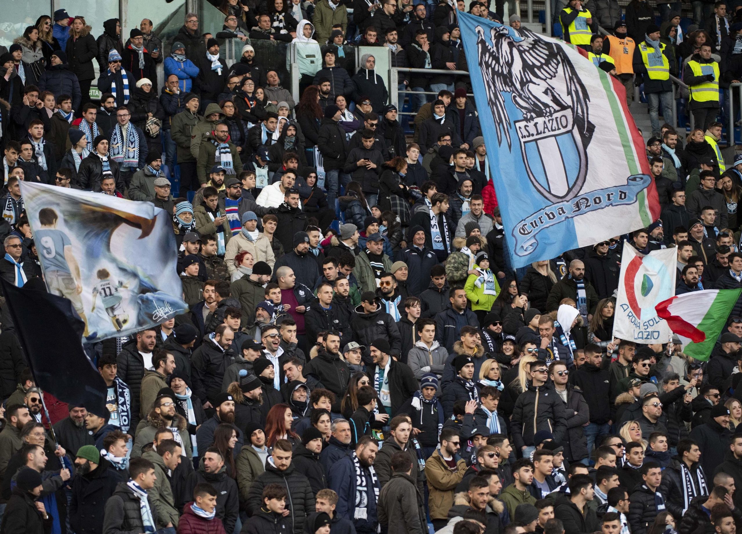 Racismo leva UEFA a fechar partes dos estádios de Lazio e Shakthar Donetsk