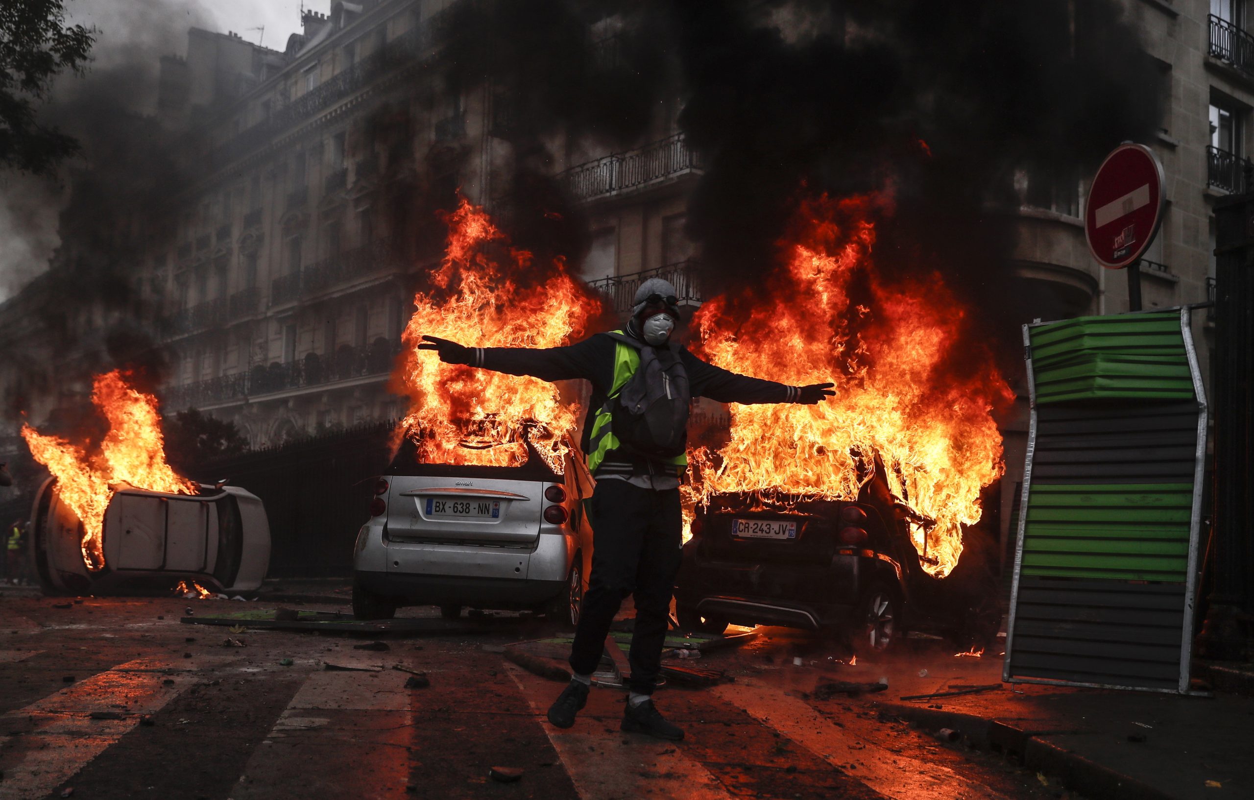 Primeiro-ministro francês fala em mais de 107 detenções em protesto dos “coletes amarelos”