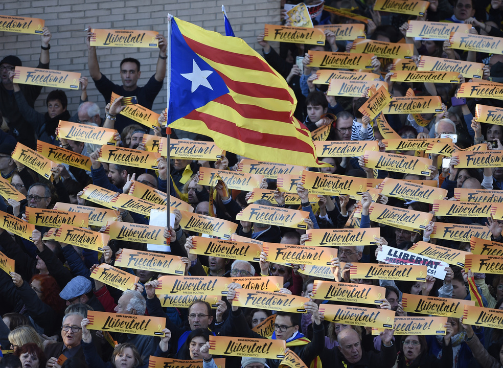 Os catalães querem mudar a página: votam cansados do furacão independentista, querem concórdia