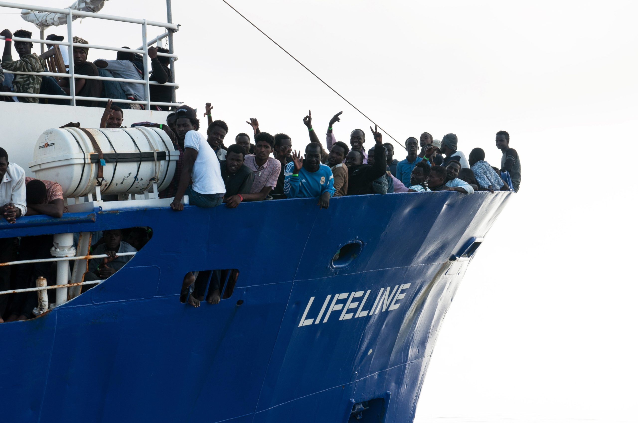 Navio de ONG alemã diz a ministro italiano que leva “seres humanos a bordo”