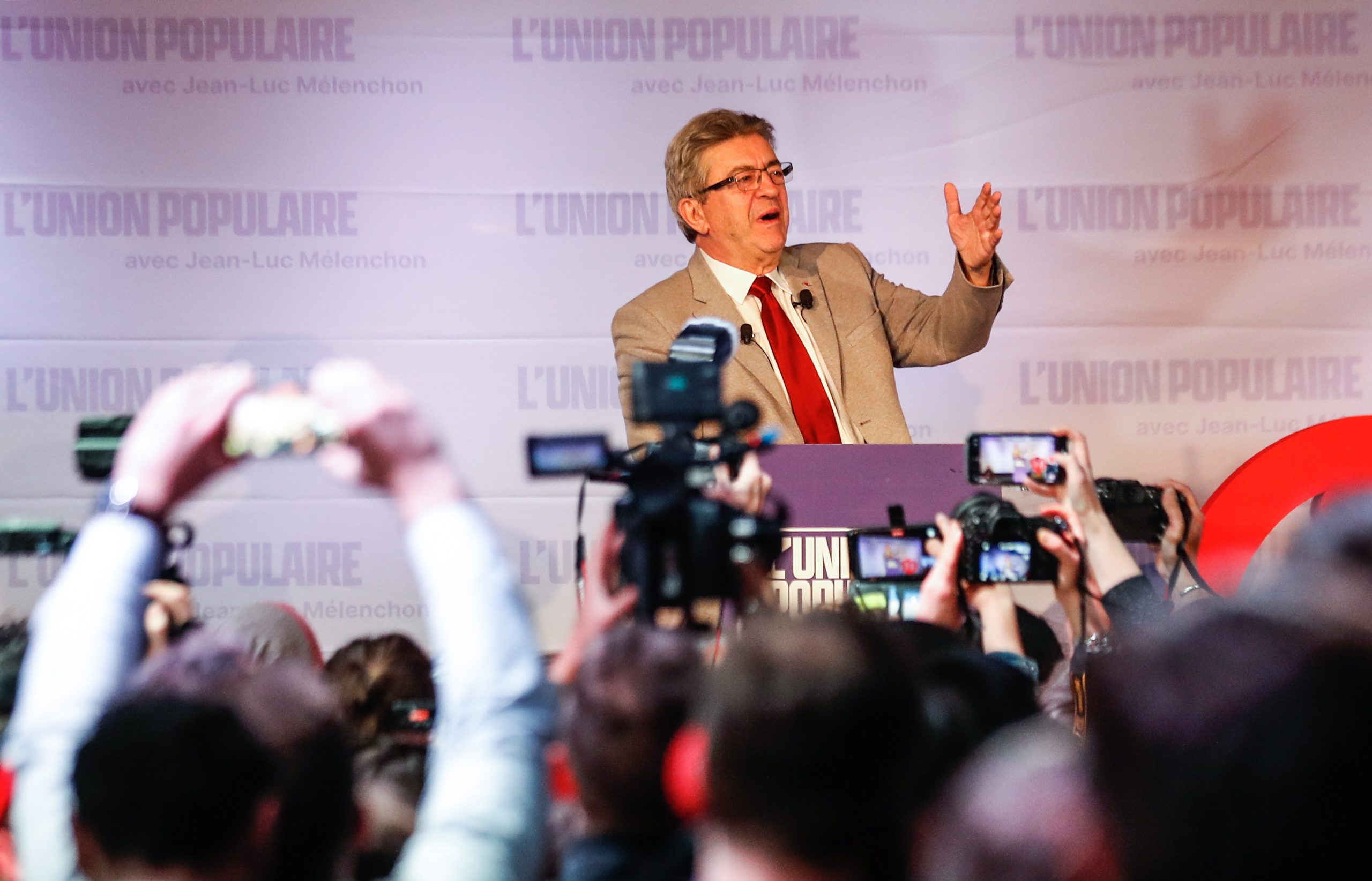 Mélenchon pede a apoiantes para não votarem em Le Pen