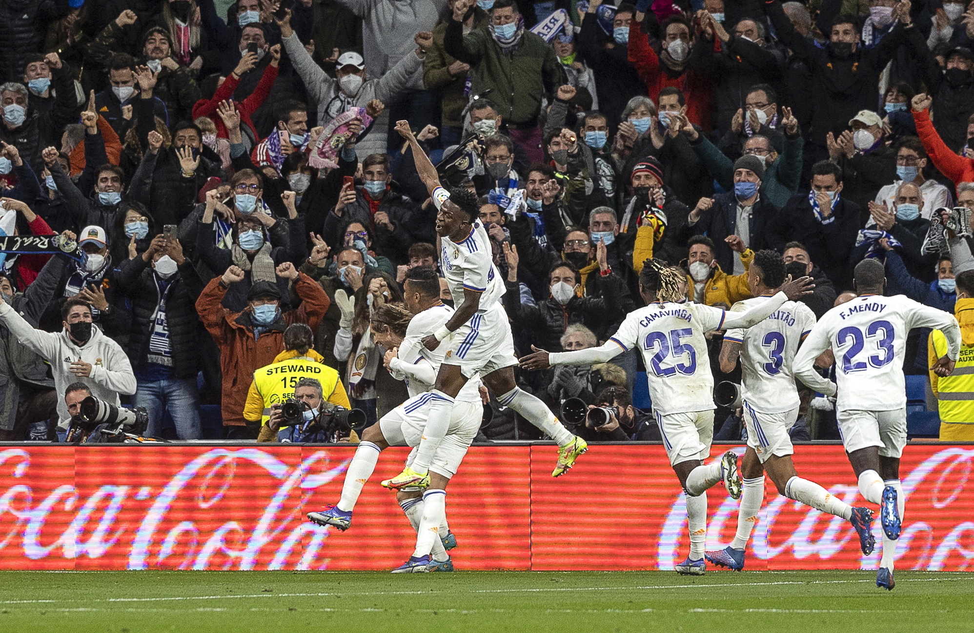 Real Madrid goleia Real Sociedad e aumenta vantagem na liderança
