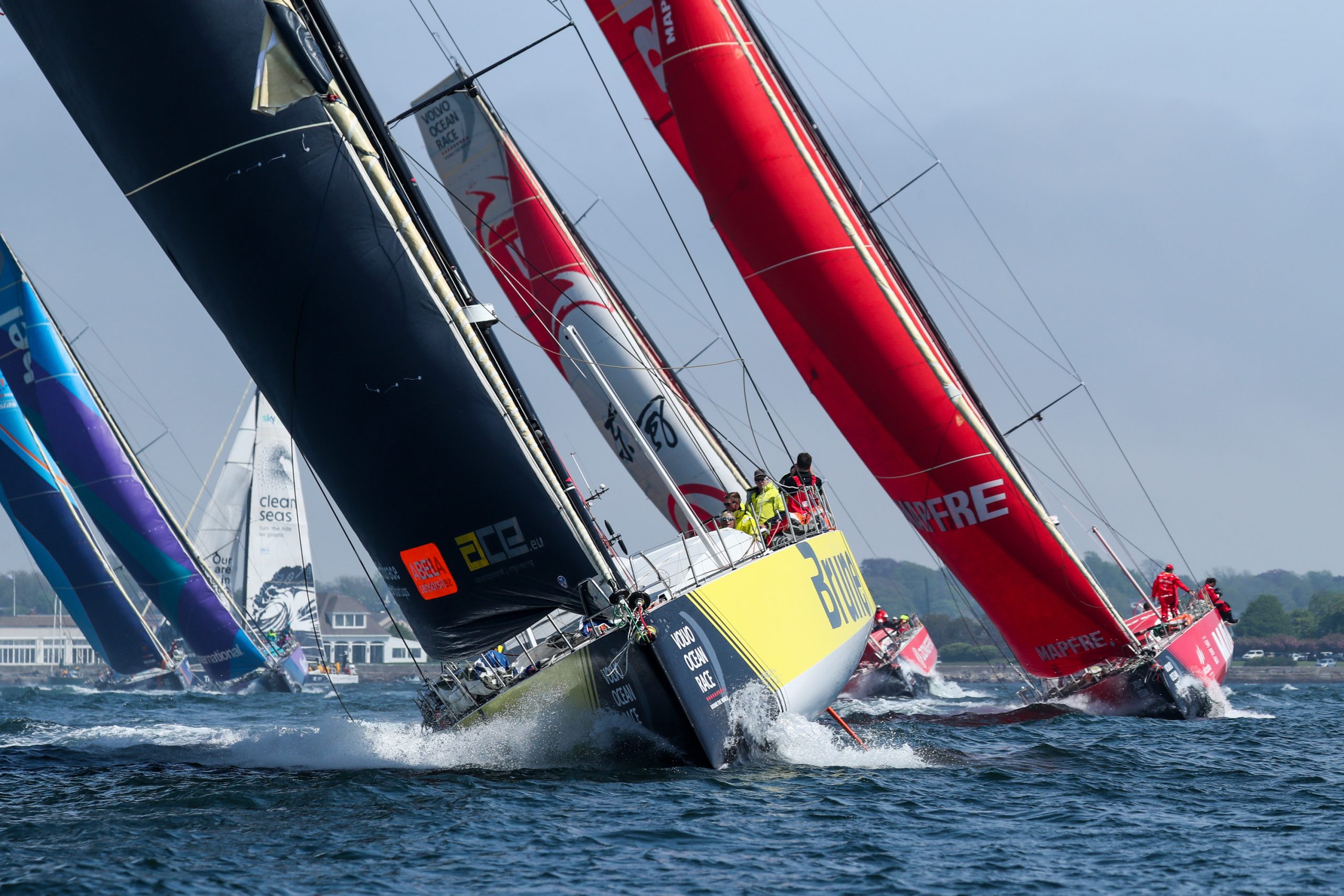 O Team Brunel lidera a frota para fora de Newport depois de uma espetacular largada