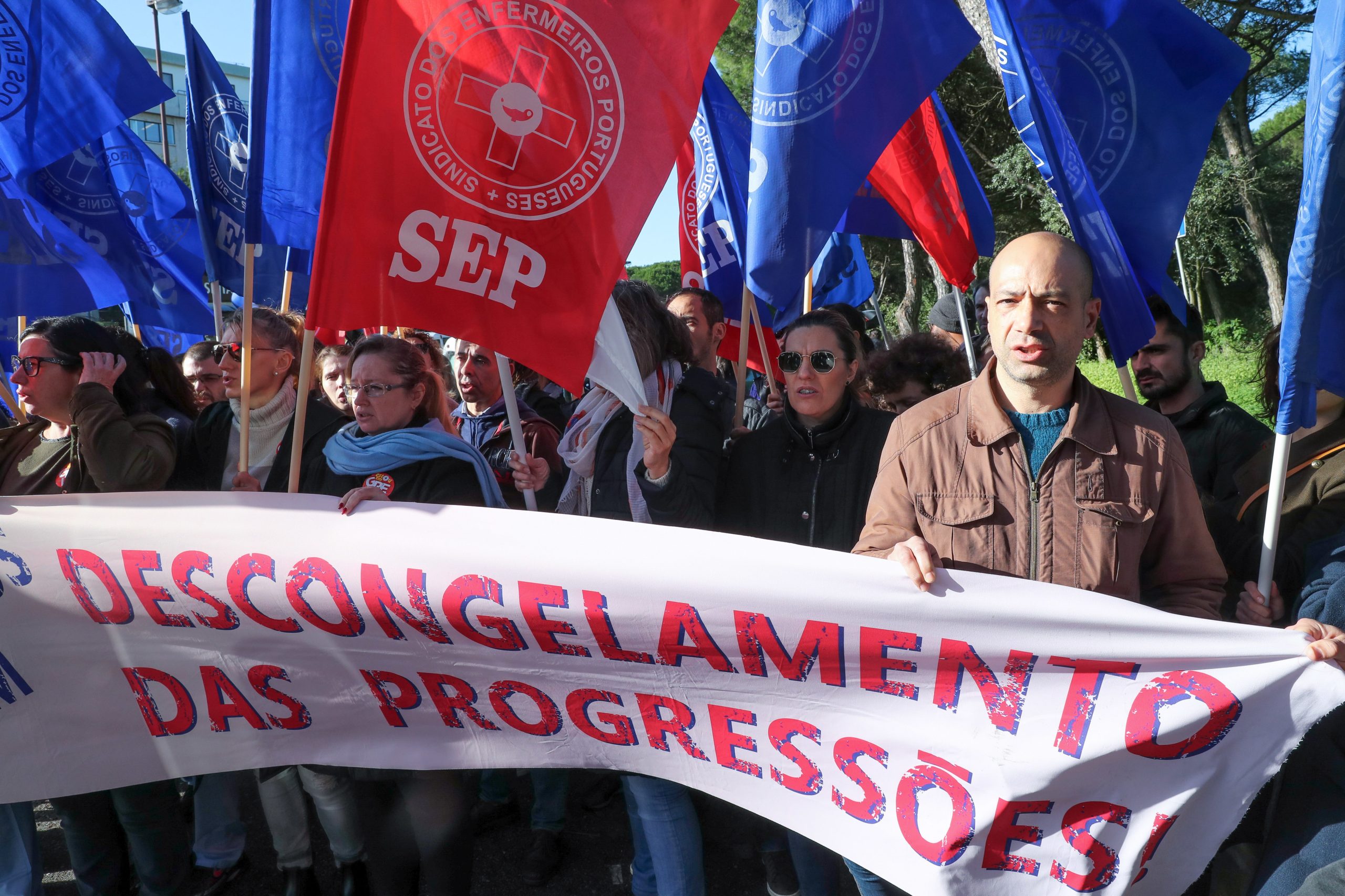 Sindicato de Enfermeiros acusa PSD e CDS de “preferirem professores” a outros profissionais