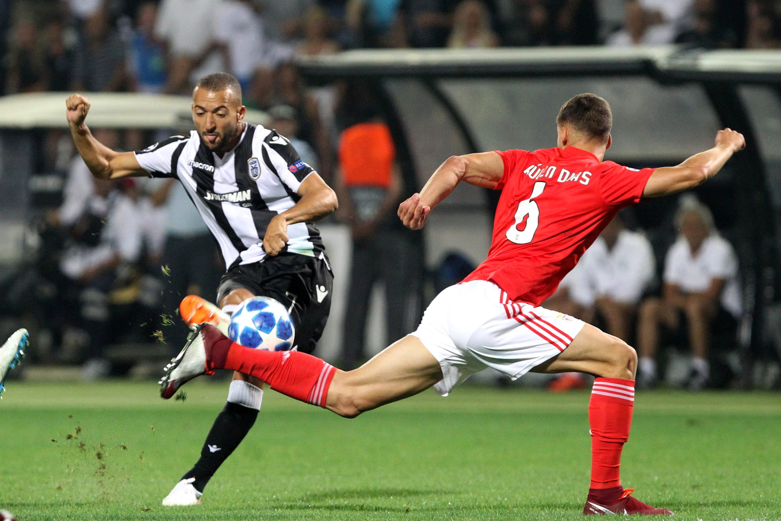 Benfica vence na Grécia e apura-se para fase de grupos da Liga dos Campeões