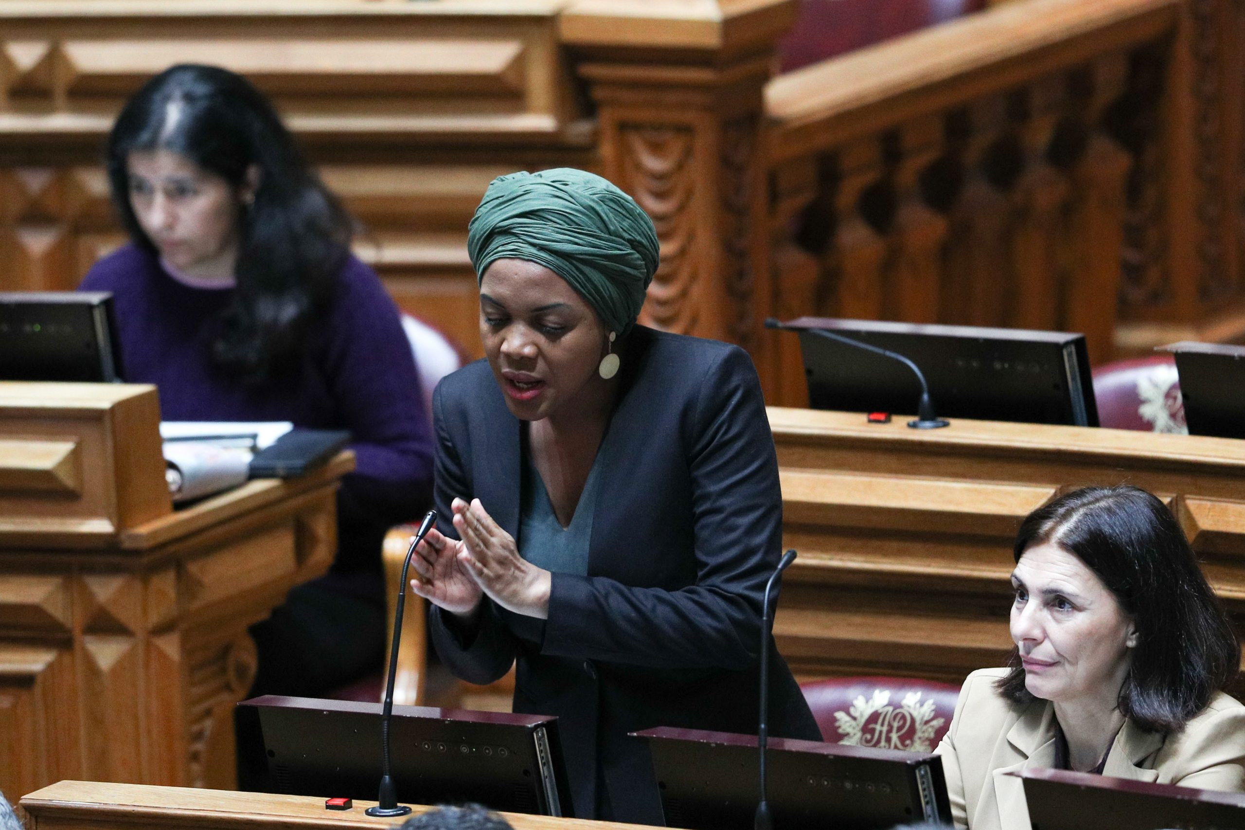 Joacine: “Enquanto a minha gaguez não desaparecer na Assembleia, eu não saio de lá também”