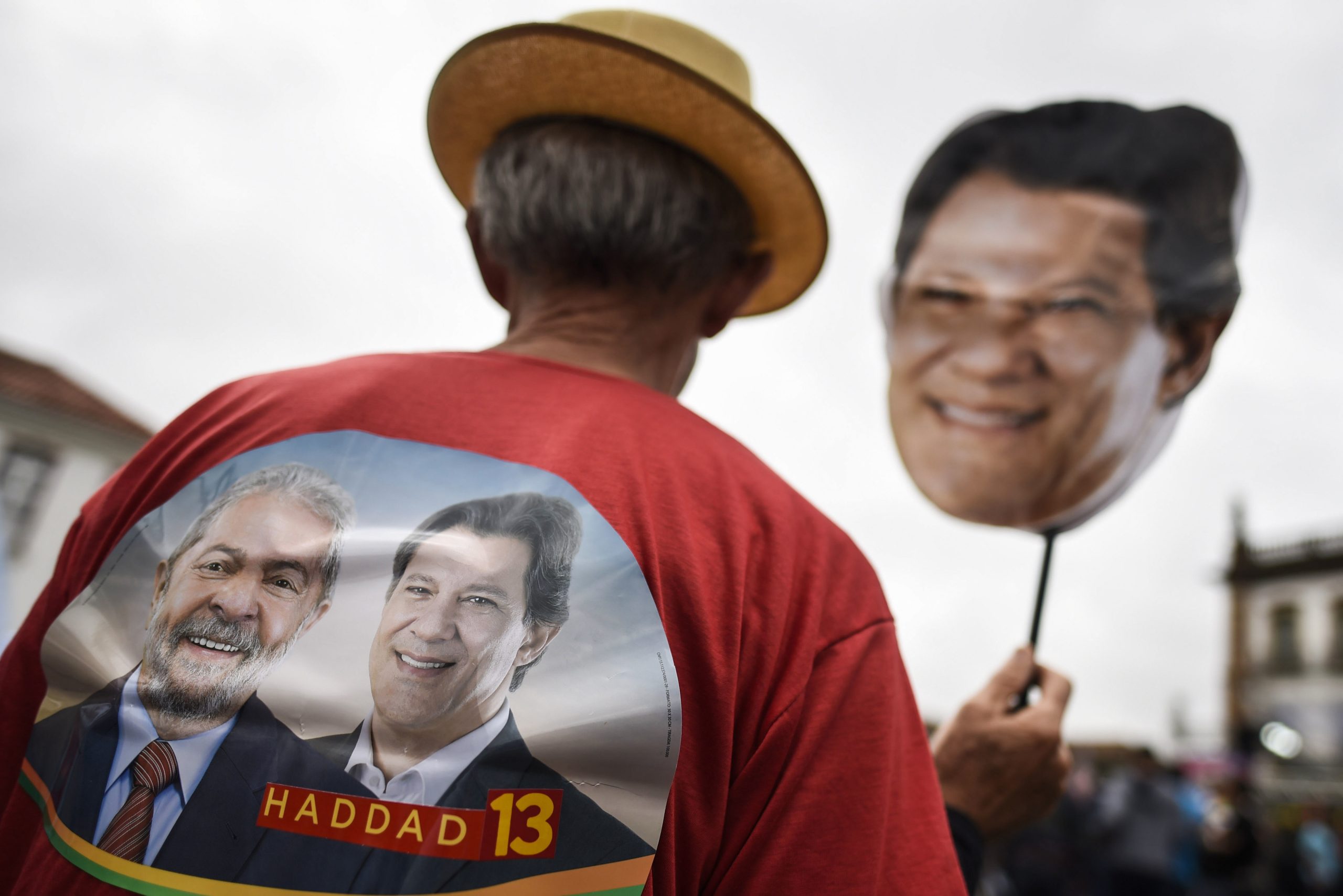 Lula não vai a votos, mas está bem presente nestas eleições