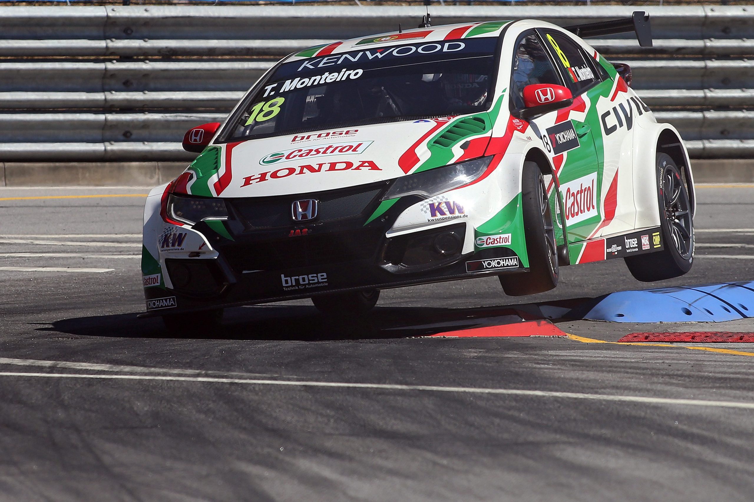 Michelisz na ‘pole’ no WTCC em Vila Real, Tiago Monteiro na segunda linha