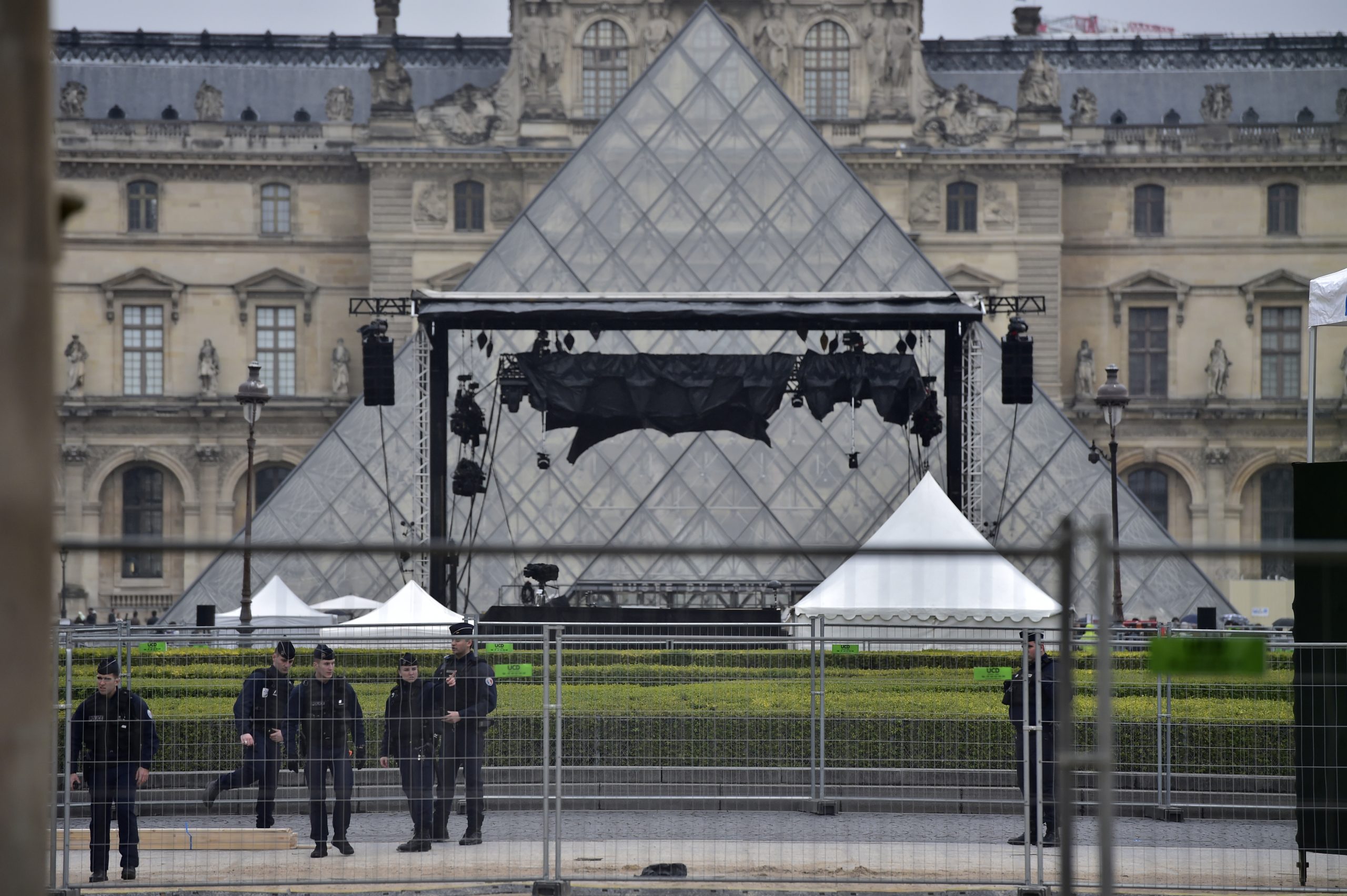Saco suspeito motivou evacuação de pátio do Louvre, já reaberto