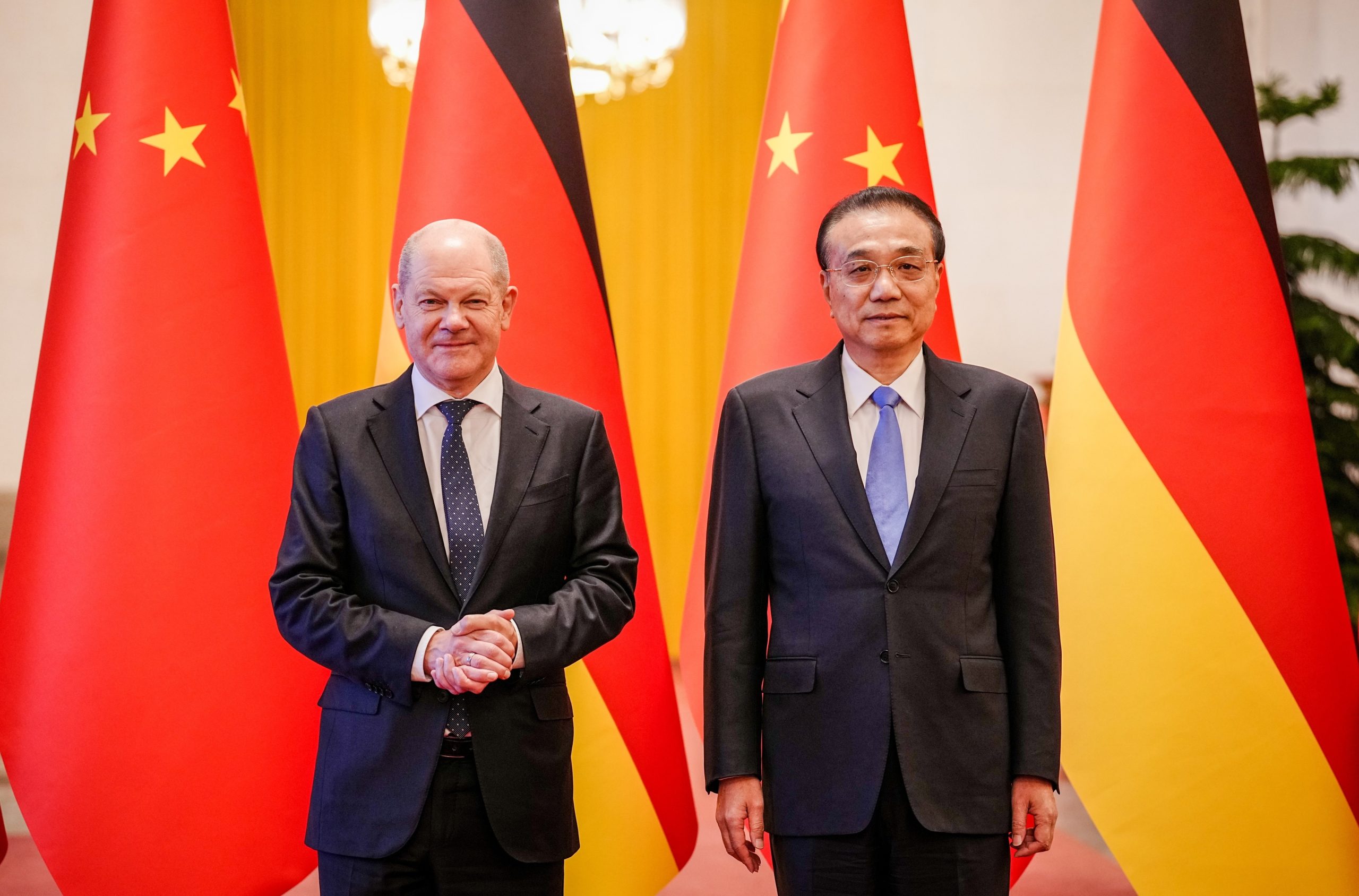 Olaf Scholz reúne-se com dissidentes chineses antes de visitar China