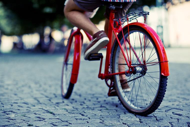 Ciclistas protestam esta manhã em Lisboa contra possível uso obrigatório de capacetes