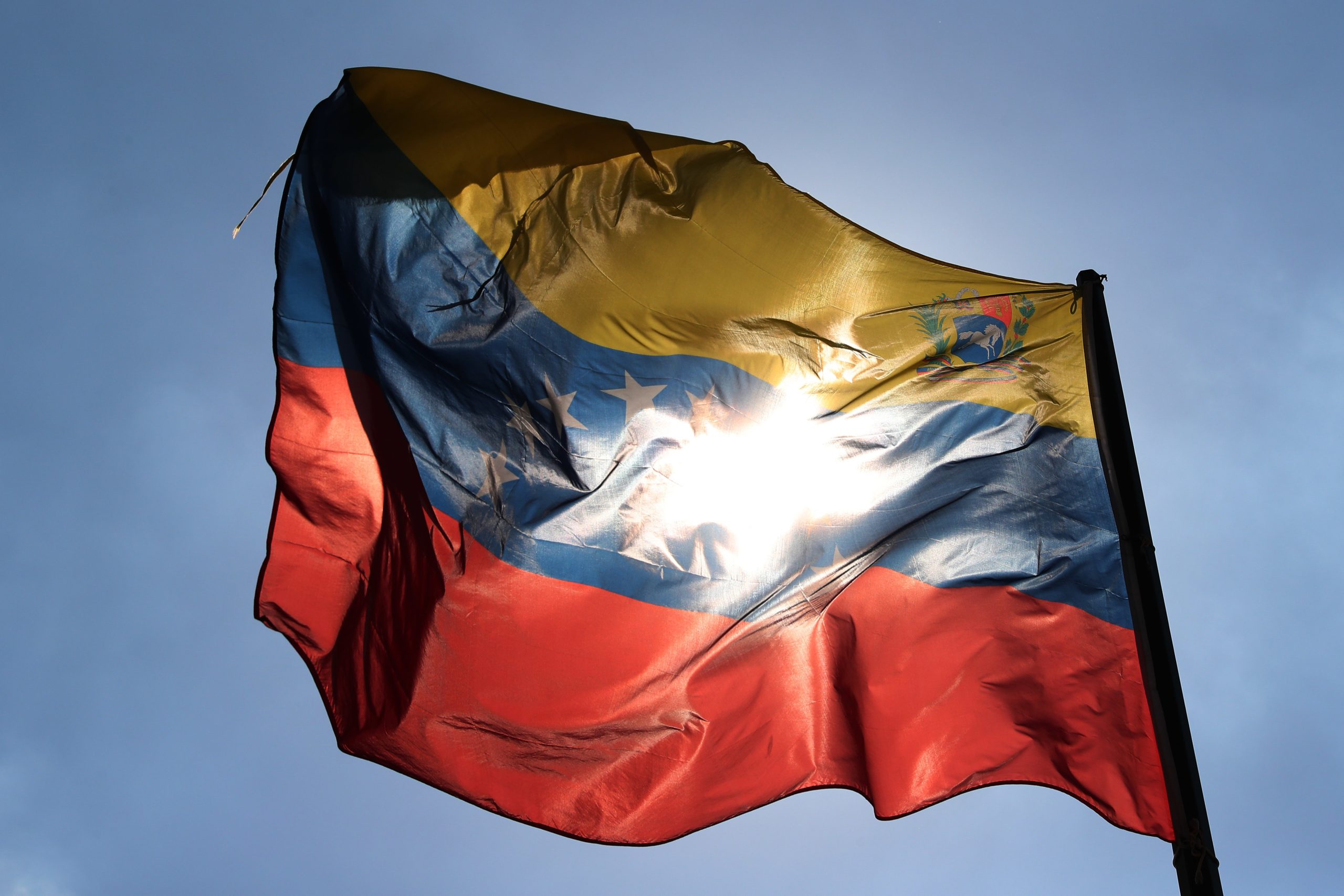 Eletrodomésticos e boleias grátis. Chavistas e opositores nos últimos esforços para convencer eleitores na Venezuela