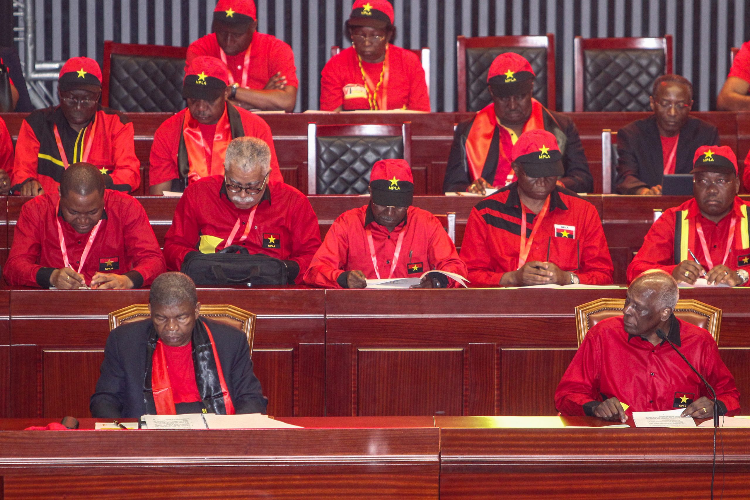João Lourenço eleito novo presidente do MPLA com 98,58% dos votos. José Eduardo dos Santos sai de “cabeça erguida”
