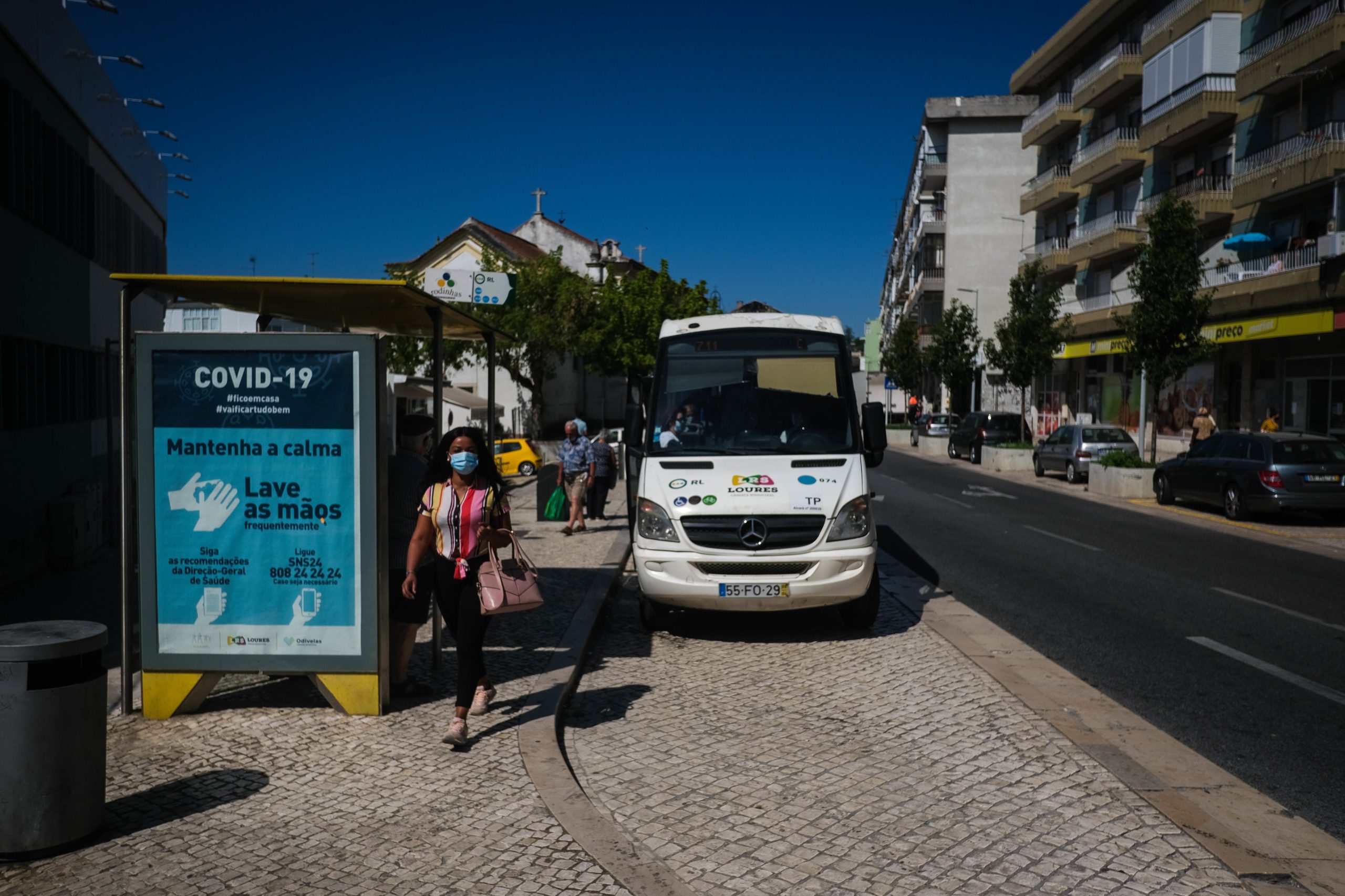 Oferta plena nos transportes públicos com a reabertura das escolas, garante o governo