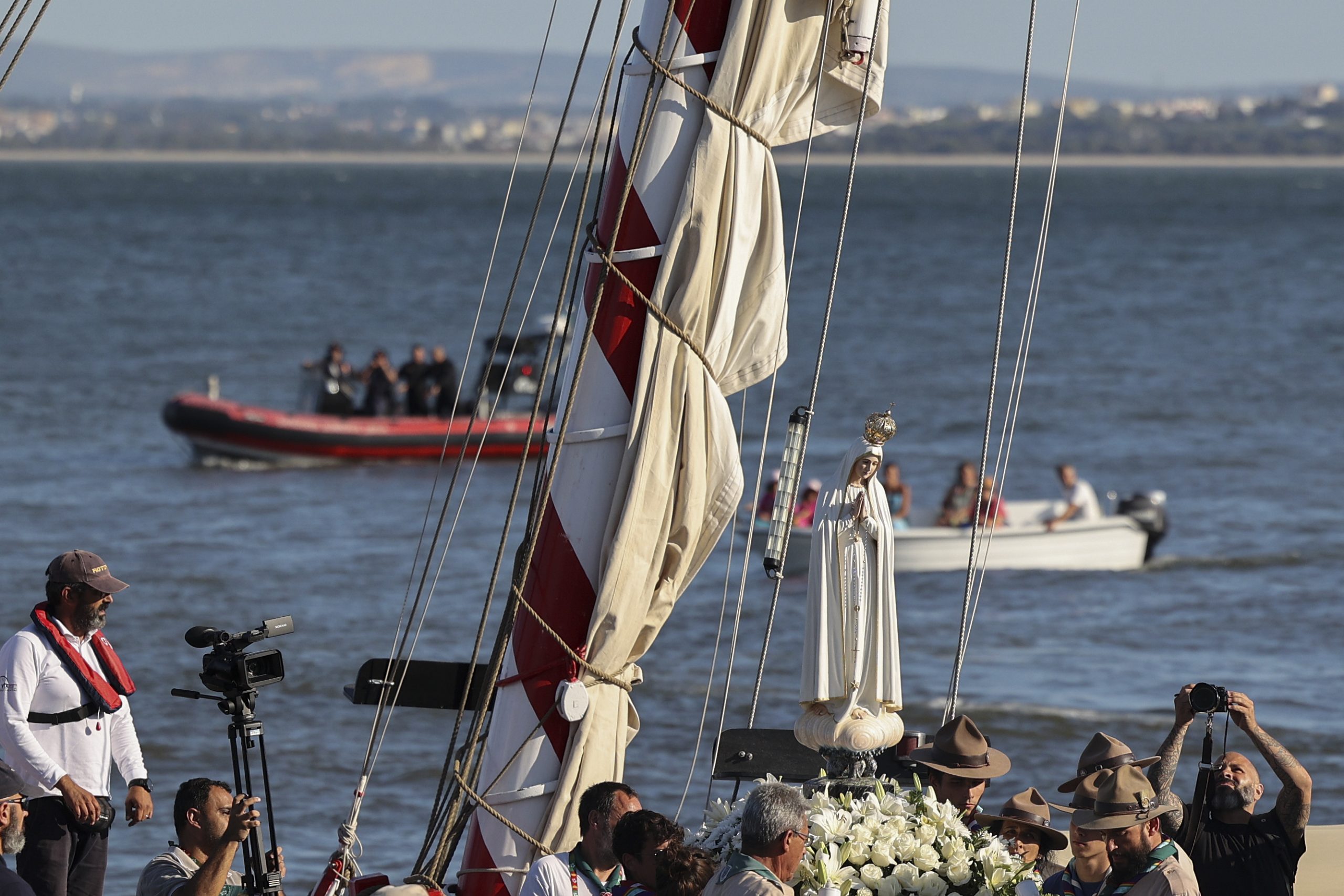 Imagem da Virgem Peregrina chegou de barco a Lisboa “escoltada” por escuteiros