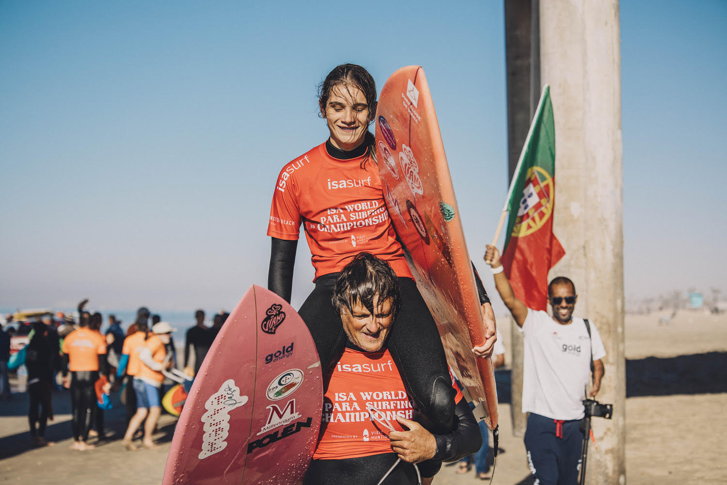 “Antes de começar a praticar, nem conseguia visualizar mentalmente o que era um surfista”. Marta Paço é cega e é tetracampeã mundial de parasurfing