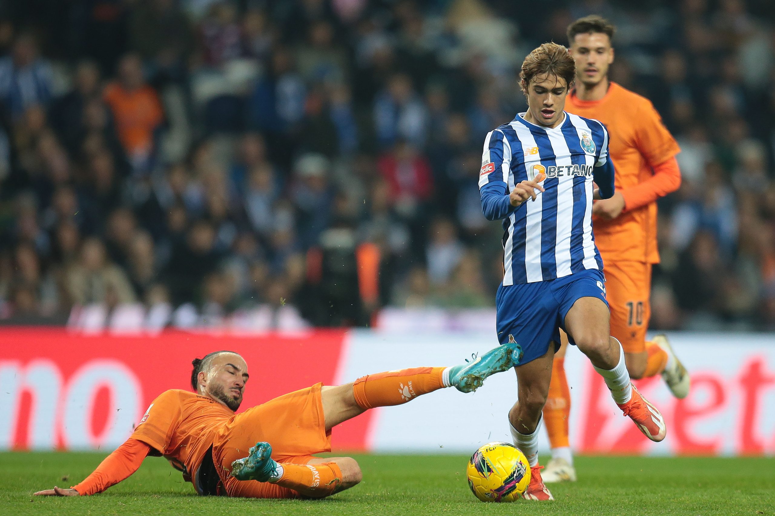 FC Porto procura isolar-se no terceiro lugar em jornada de título adiado
