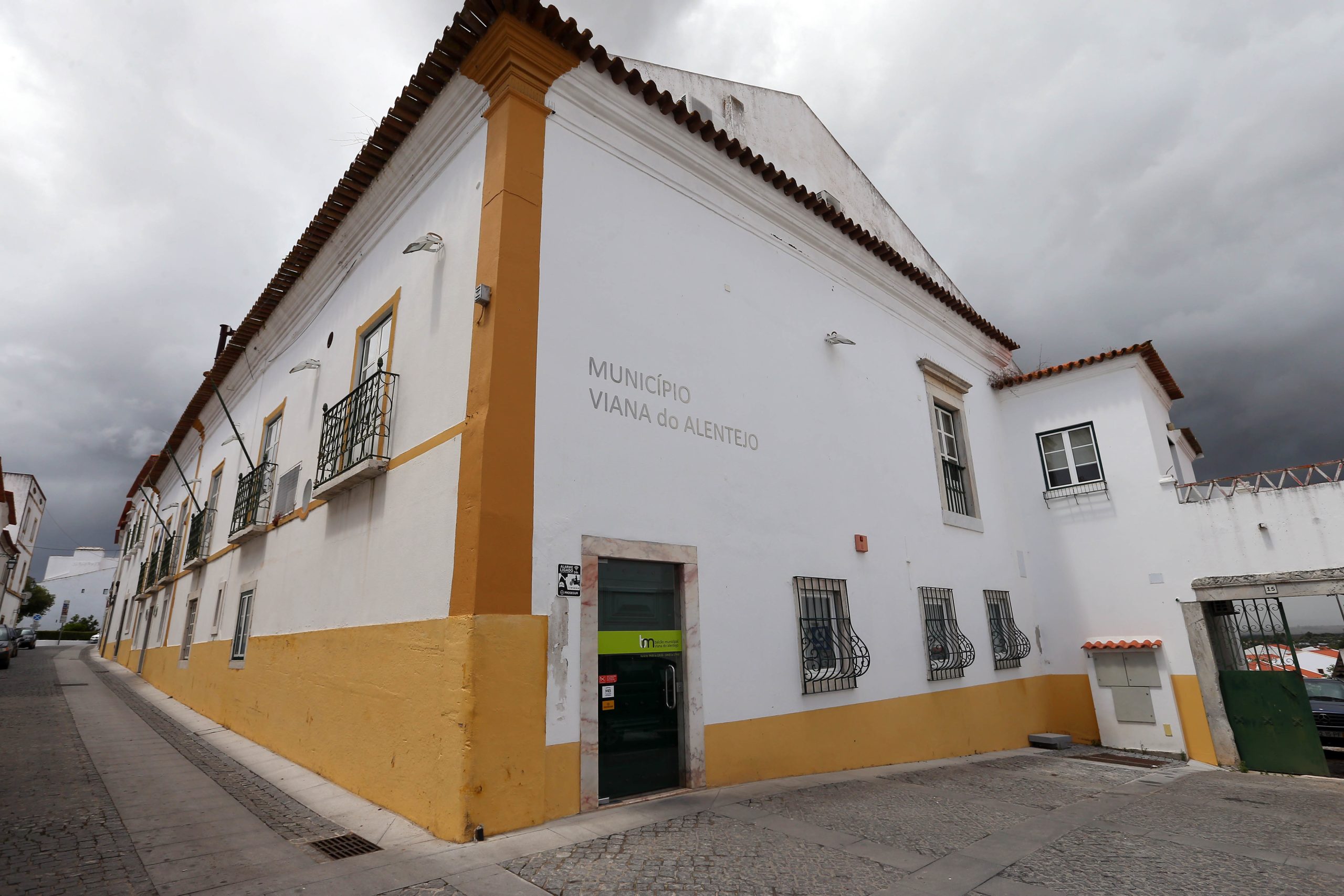 Câmara de Viana do Alentejo promete lutar contra fecho da estação de correios