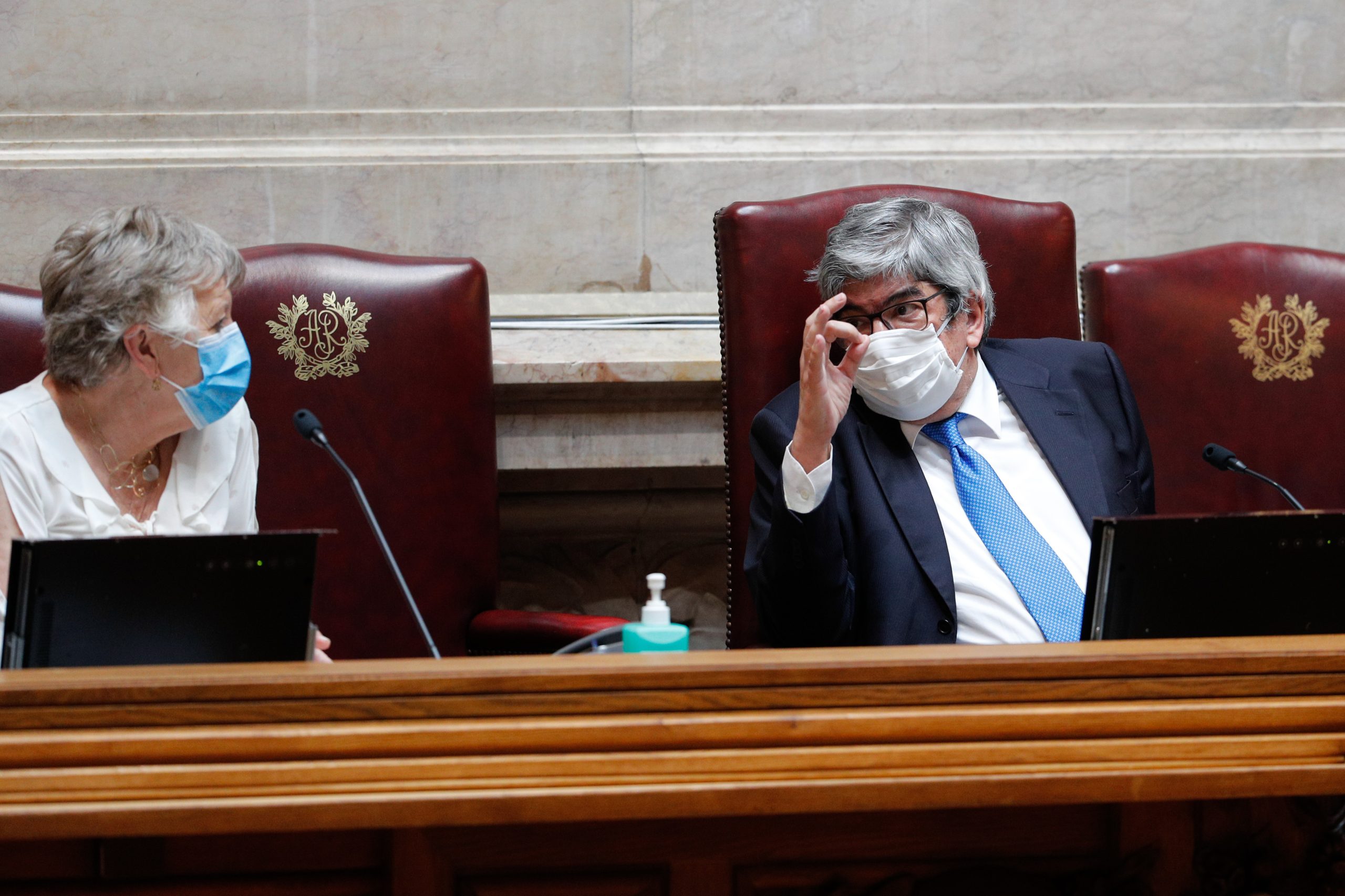 DGS recomenda uso de máscara no parlamento mesmo quando se discursa
