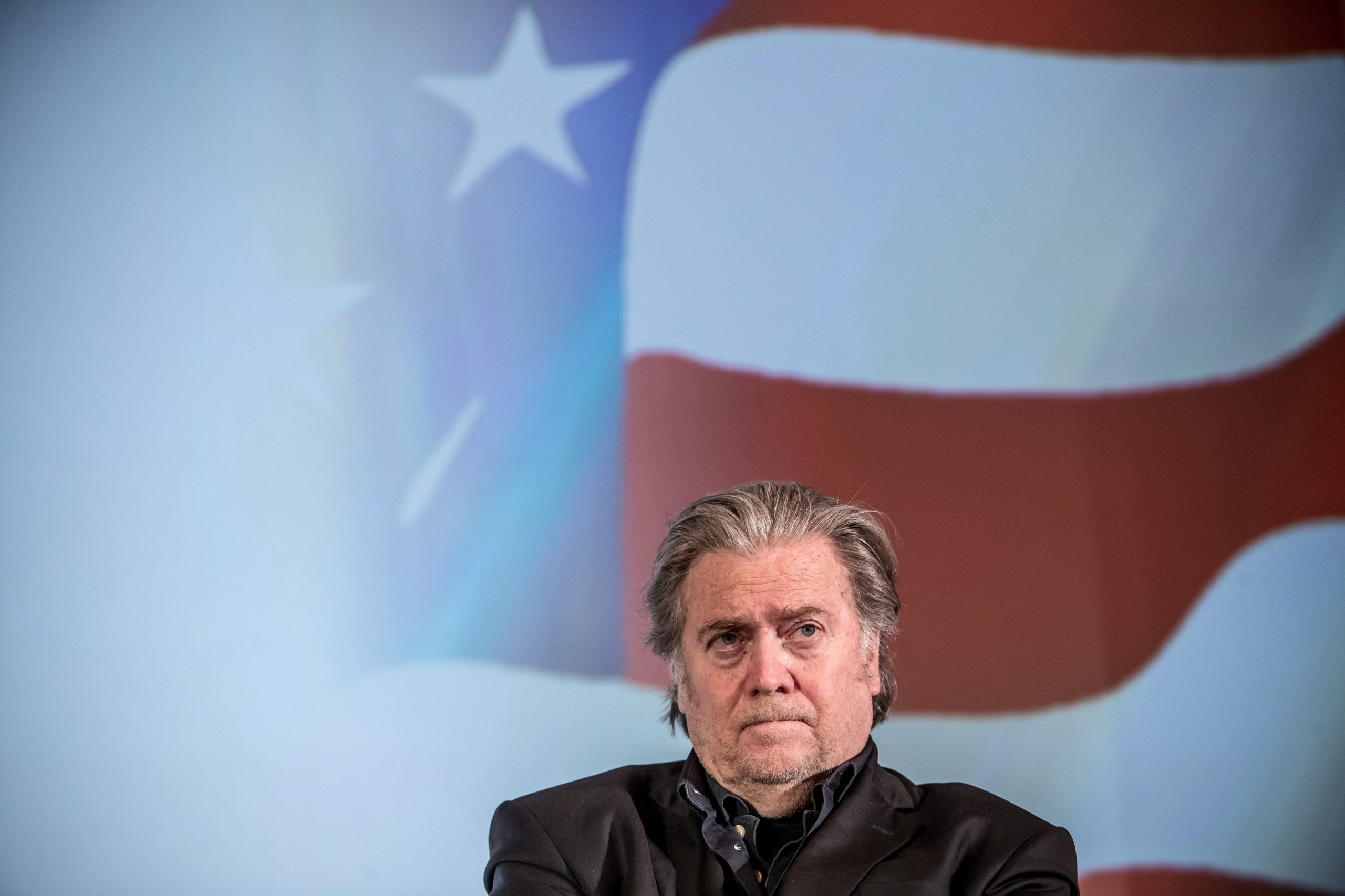 Ex-conselheiro de Trump indiciado por desacato após recusar depor sobre ataque ao Capitólio