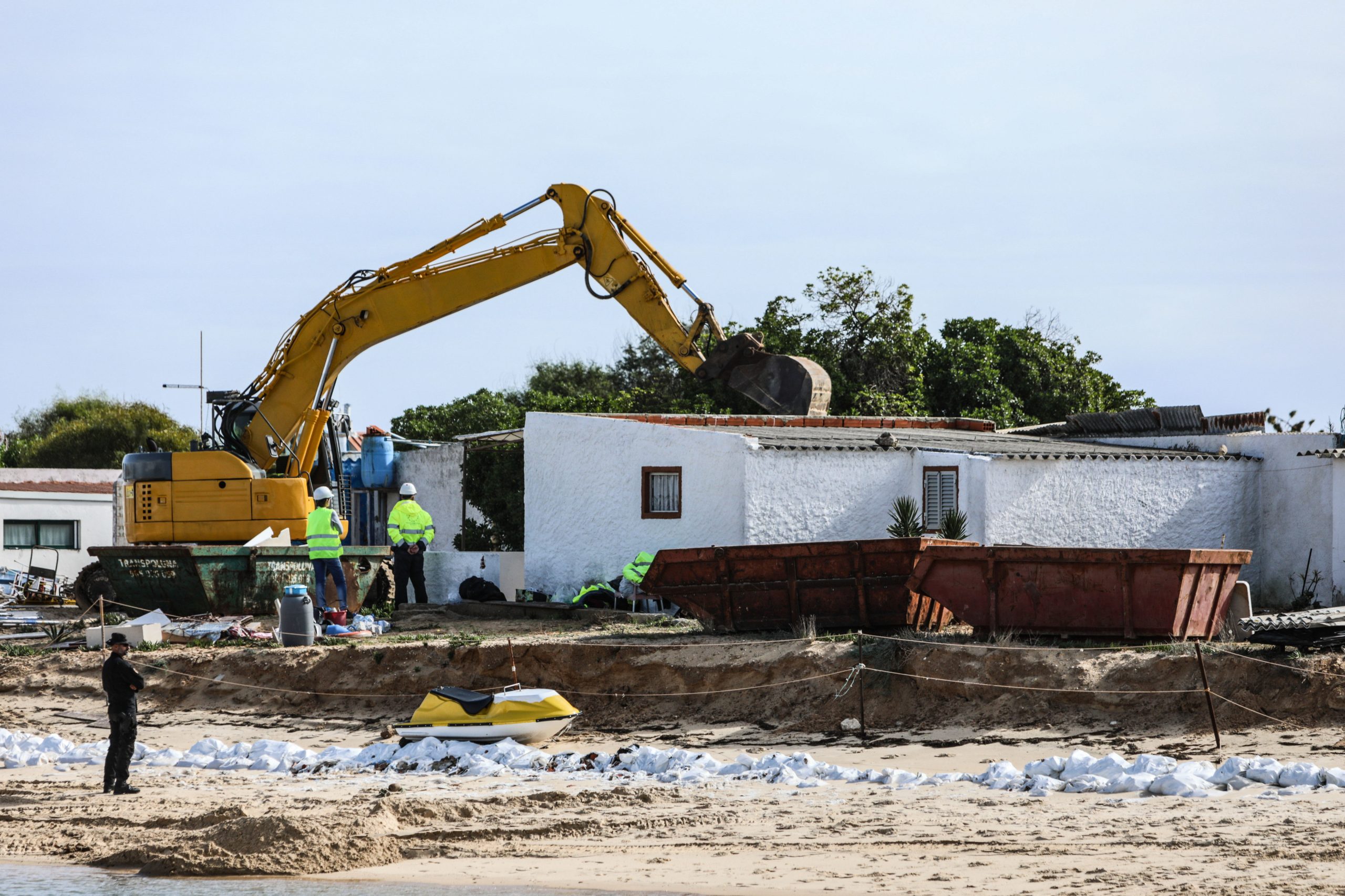 Derrube de últimas 14 casas encerra ciclo de demolições na Ria Formosa