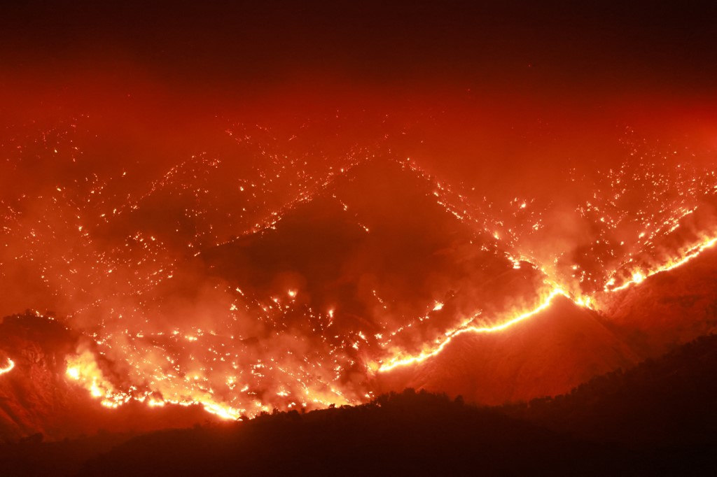 Maior incêndio do ano na Califórnia arrasa norte do estado