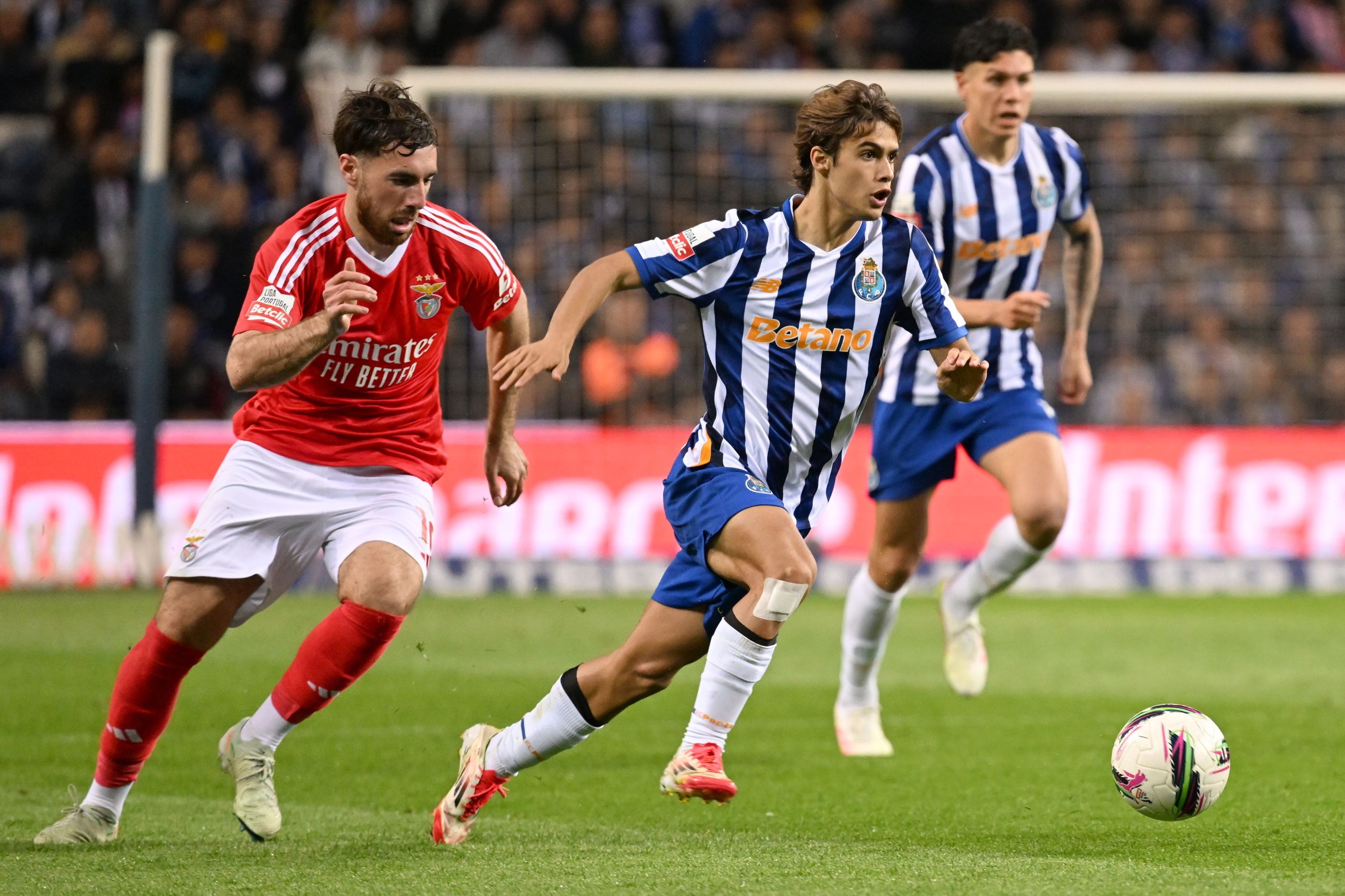Benfica vence Porto no Dragão por 4-1. É provisoriamente o líder isolado
